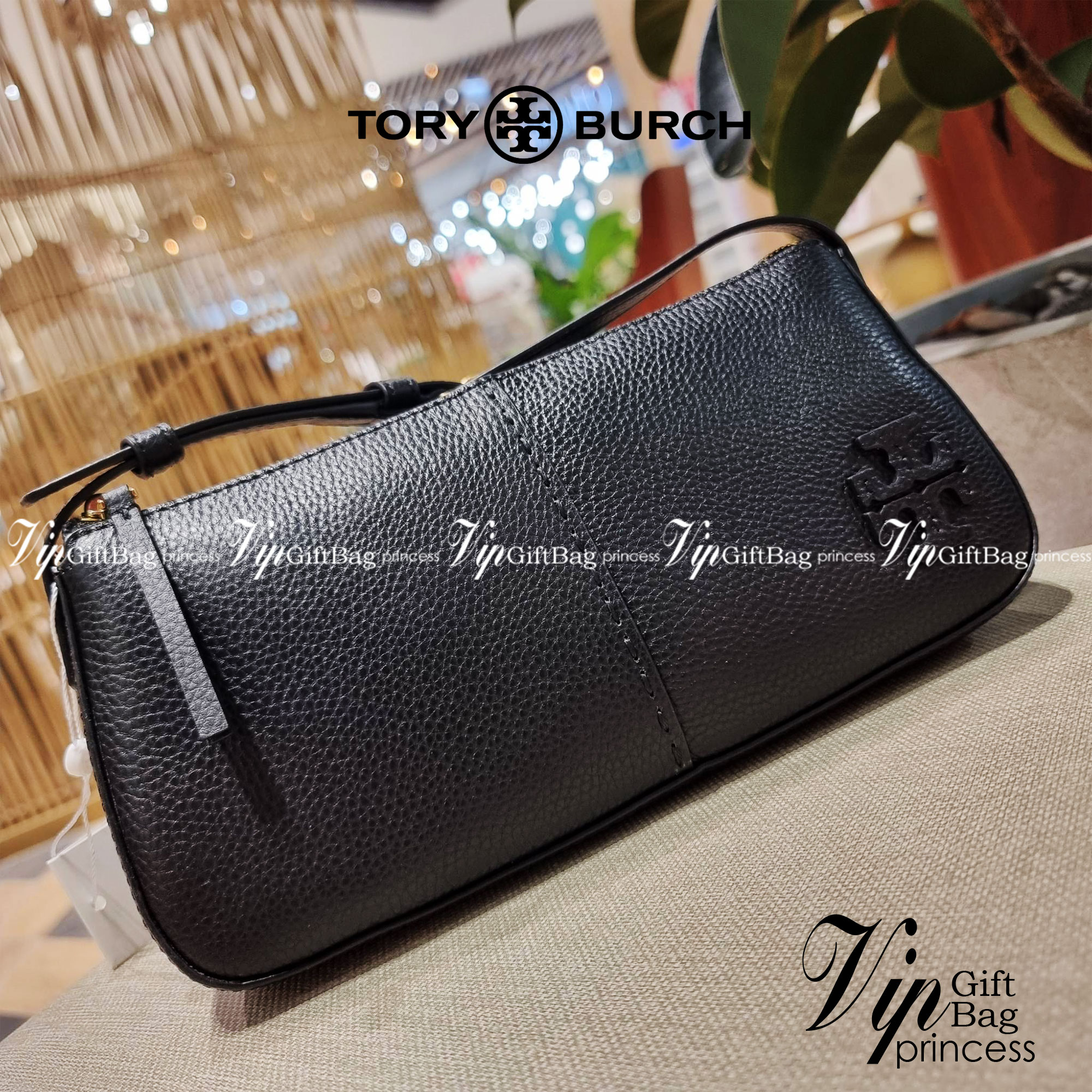 TORY BURCH MCGRAW WEDGE กระเป๋าสะพายไหล่ ทรงสวยไม่ซ้ำ ไม่เกร่อ!! สะดวกใช้งาน ดีไซน์เรียบแต่แฝงความหรู และคลาสสิคในตัว วัสดุหนังลูกวัว สัมผัสดี สวยคม เปิด-ปิดด้วยซิป ภายในเป็นช่องโล่ง มีช่องย่อยเก็บบัตร มาพร้อมสายสะพายในตัว ปรับได้อีกเล็กน้อย ไอเท็มนี้เหมา