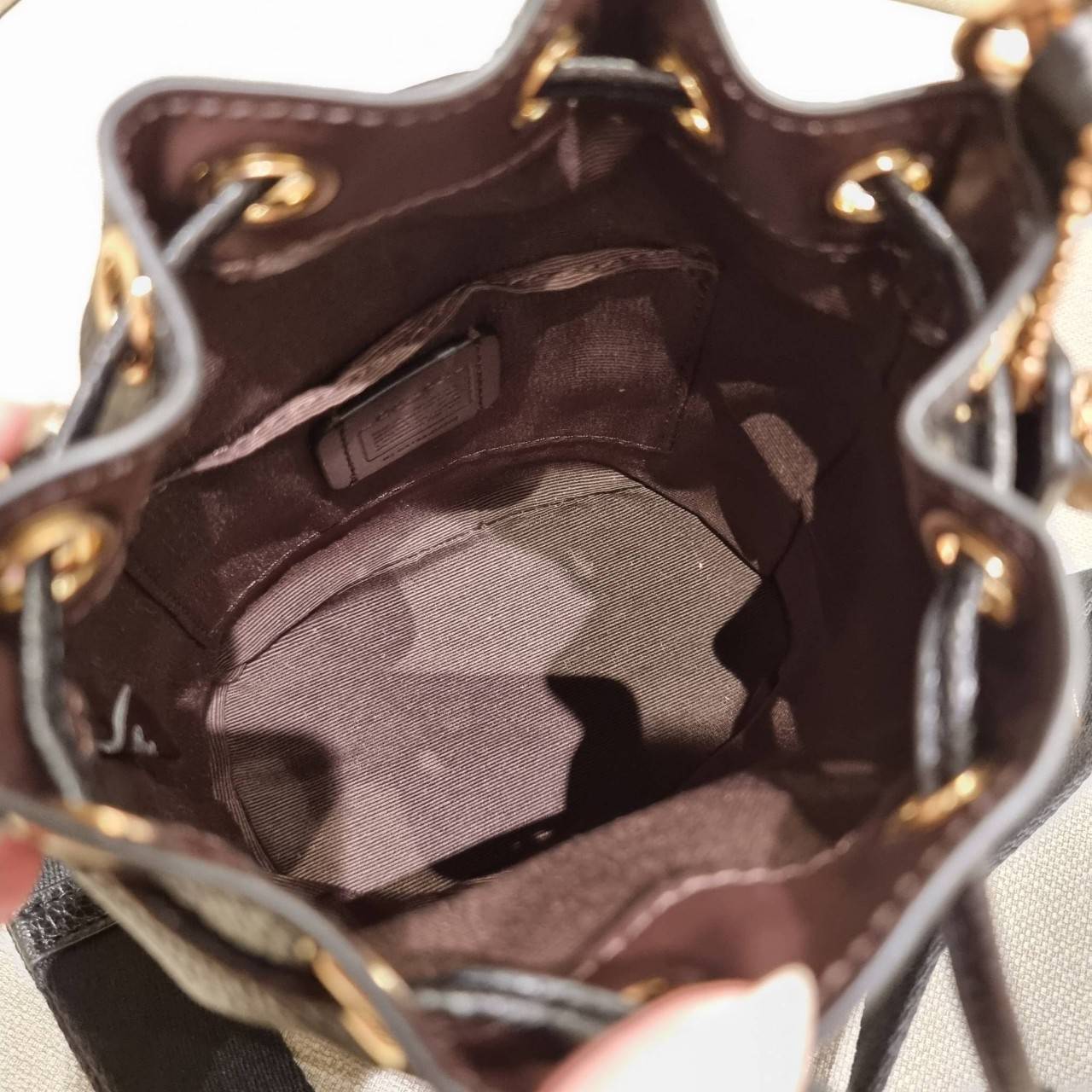 COACH C5121 DEMPSEY DRAWSTRING BUCKET BAG 15 WITH COACH PATCH น้องคนสวยมาใหม่จ้า ละมุนคุณหนูต้องมาอีกแล้วแหละ กระเป๋าทรงถังไซส์มินิ ใช้งานง่ายด้วยการรูดหนังปิดรอบปากกระเป๋า ทุกอย่างลงตัวที่สุด!! มาพร้อมตัวห้อยรูปหัวใจสีทองกุ๊กกิ๊ก น่ารักมากๆ มีหูหิ้วในตัว