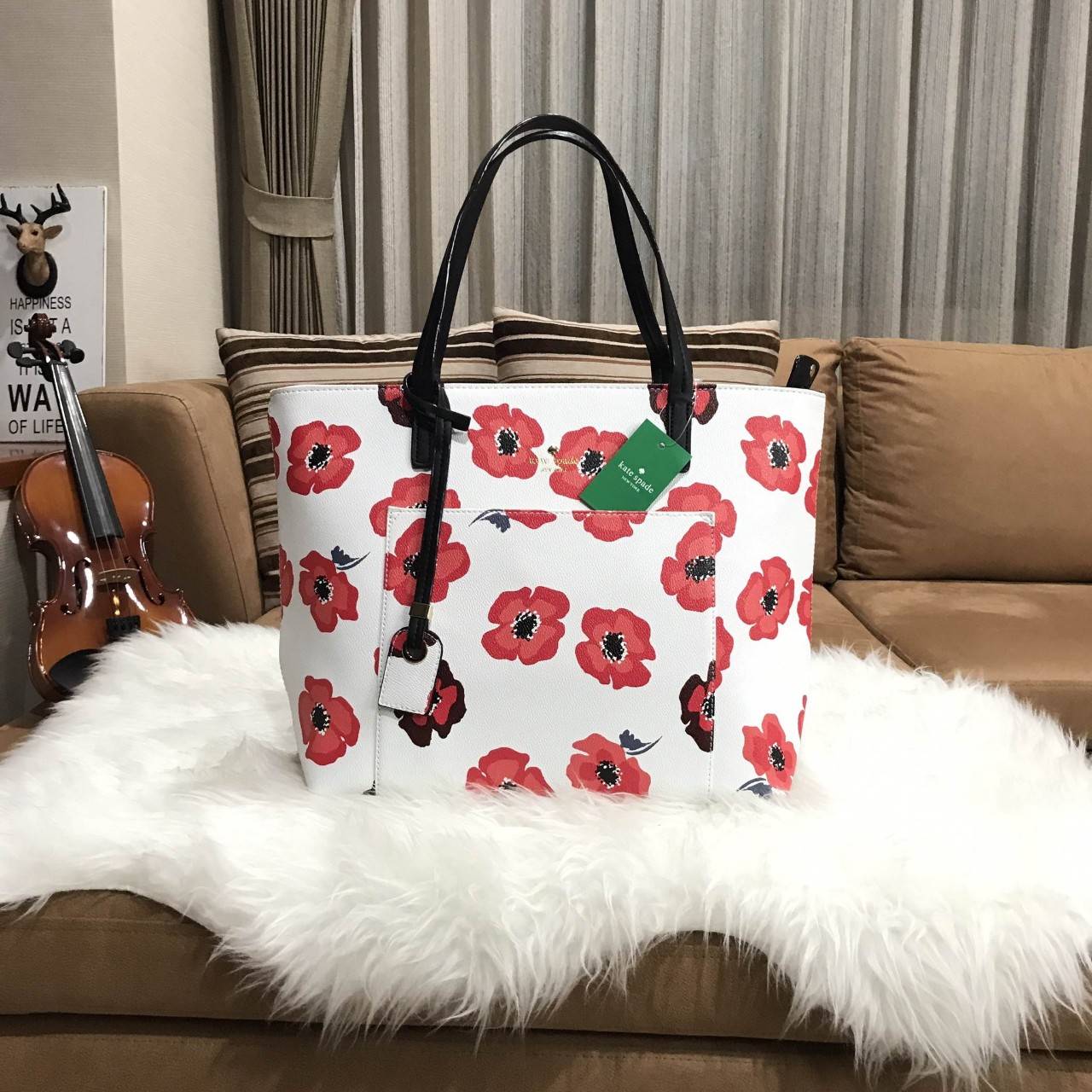 KATE SPADE New York Hyde Lane Poppies Riley Rose Tote Bag กระเป๋าสะพายทรง Tote Bag หนังสวยอยู่ทรงคอลเลคชั่น ดอก Poppies ห้อย TAG ที่หูกระเป๋าด้านหน้าประดับโลโก้ มีช่อง หน้าใส่ของได้ ภายในมีช่องซิป และช่องใส่มือถือ กว้างและจุ ใส่ ipad, notebook, เอกสาร A4 