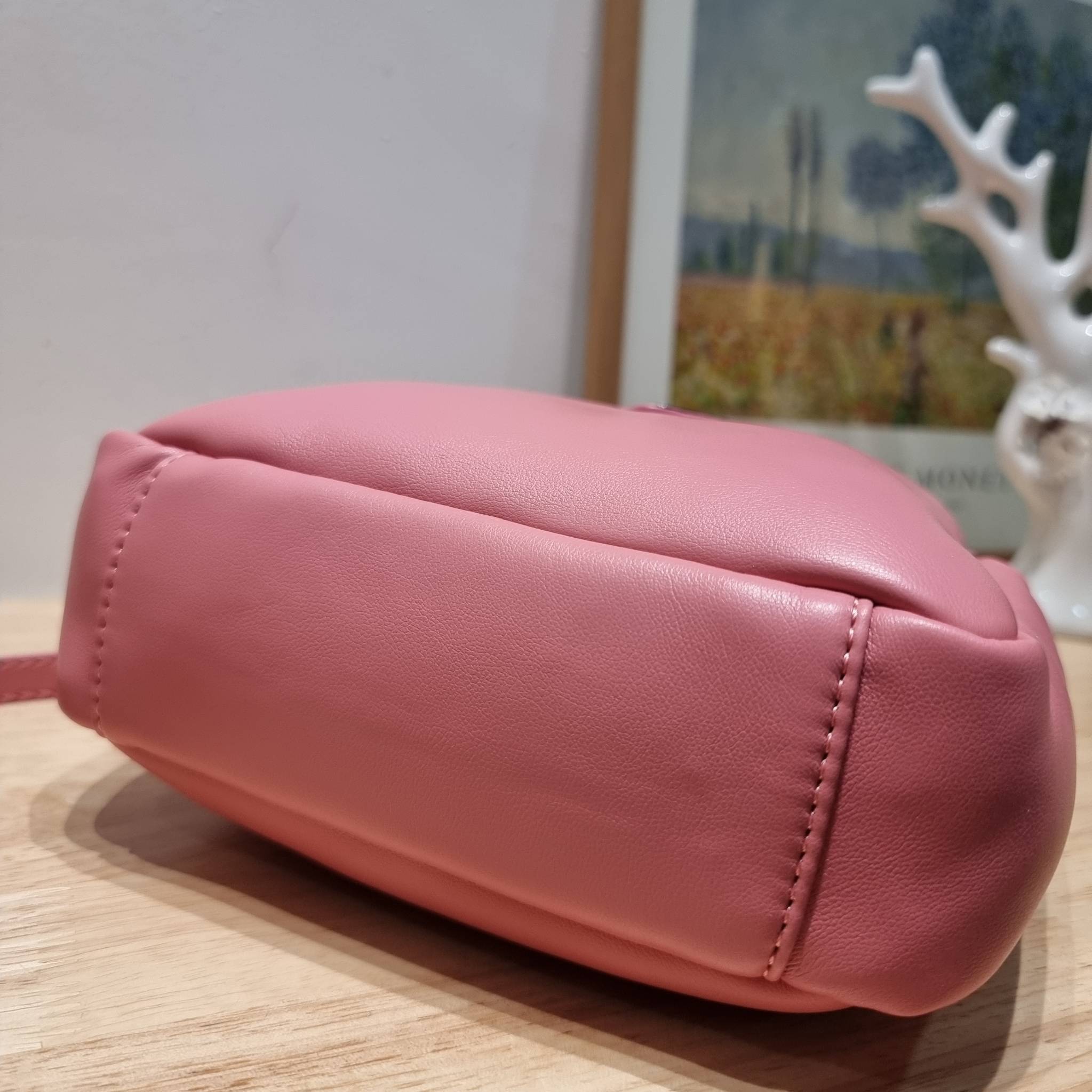 PRADA Small padded Soft nappa-leather bag พร้อมส่ง 4 สี น้องใหม่ล่าสุด กับคอลเลคชั่นที่ทำออกมาตอบโจทย์ได้ทุกไลฟ์สไตล์