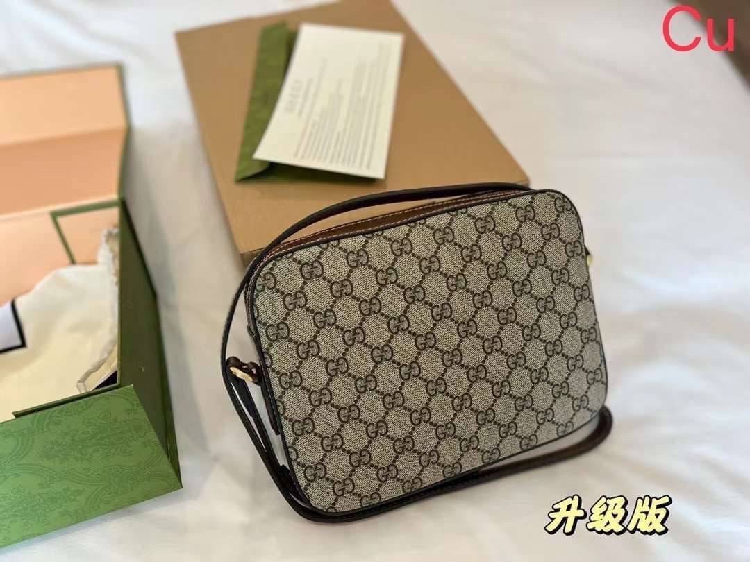 GUCCI horsebit 1955 small shoulder bag กระเป๋าสะพายทรงกล่องคลาสสิกมาพร้อมรายละเอียดที่น่าค้นหา ดูหรูหรา สามารถใช้งานได้หลากหลายโอกาส เป็นเพื่อนคู่ใจในวันสบายๆ หรือออกงานเป็นทางการ ไม่ควรพลาดเลยค่ะ