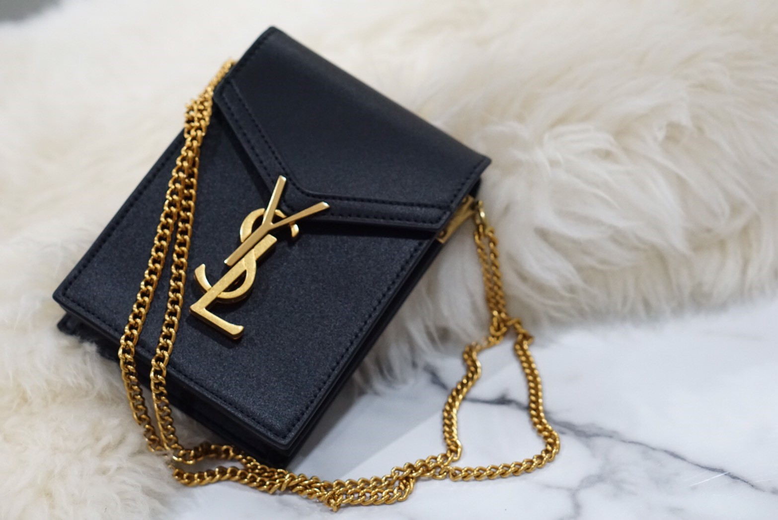 VIP 】YSL SAINT LAURENT CRASSANDA MONOGRAM PHONE BAG 5สี พร้อมส่งที่ไทย ที่นี่ที่เดียว กระเป๋าสะพายครอสบอดี้ขนาดกำลังน่ารักเลยย ทรงสูงใส่โทรศัพท์ได้ทุกรุ่น งานหนังเรียบสวย อะไหล่ทองรมควันหรูมากๆ สะพายดึงได้ทั้งสั้น ยาว ช่องด้านในแบ่งช่อง หยิบของสะดวกค่า ไม