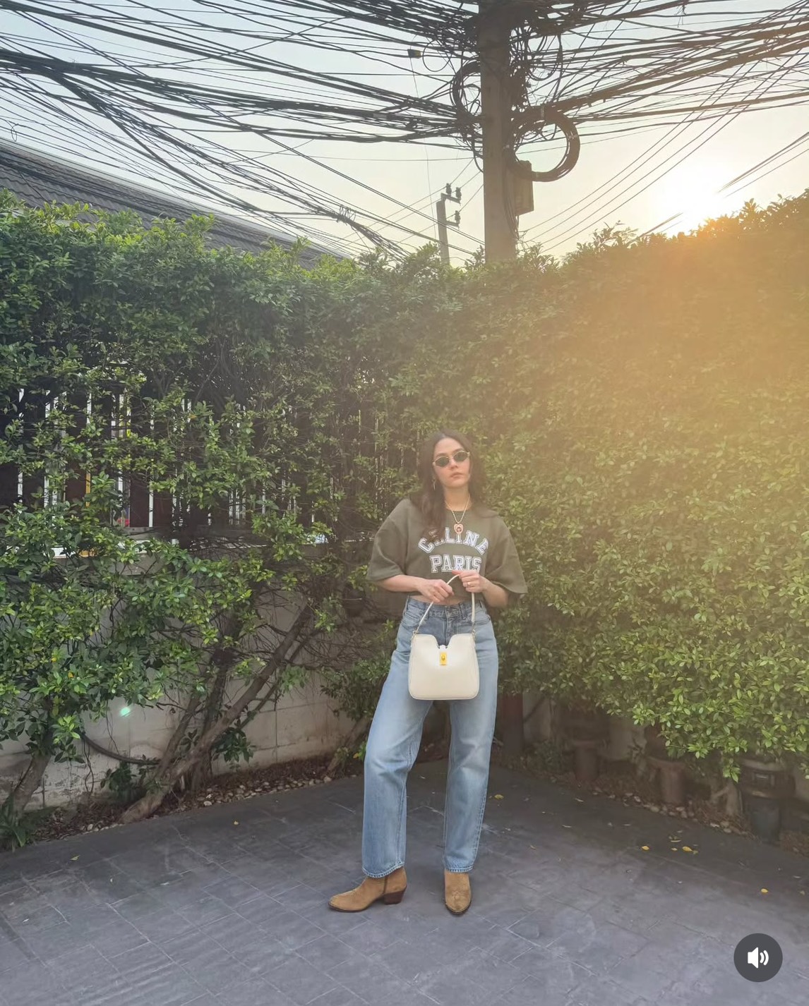 ORI หนังแท้ | CELINE SMALL CAMILLE 16 SOFT BAG IN SMOOTH LEATHER กระเป๋าสะพายรุ่นใหม่ล่าสุดของไลน์ 16 soft รูปทรงแบบโฮโบที่มาพร้อมดีไซน์ที่ใช้งานได้จริง หรูหราและโดดเด่น ฝาพับหนังกับตัวปิดแบบ Turnlock สีทองรูปทรงคล้ายอัญมณี