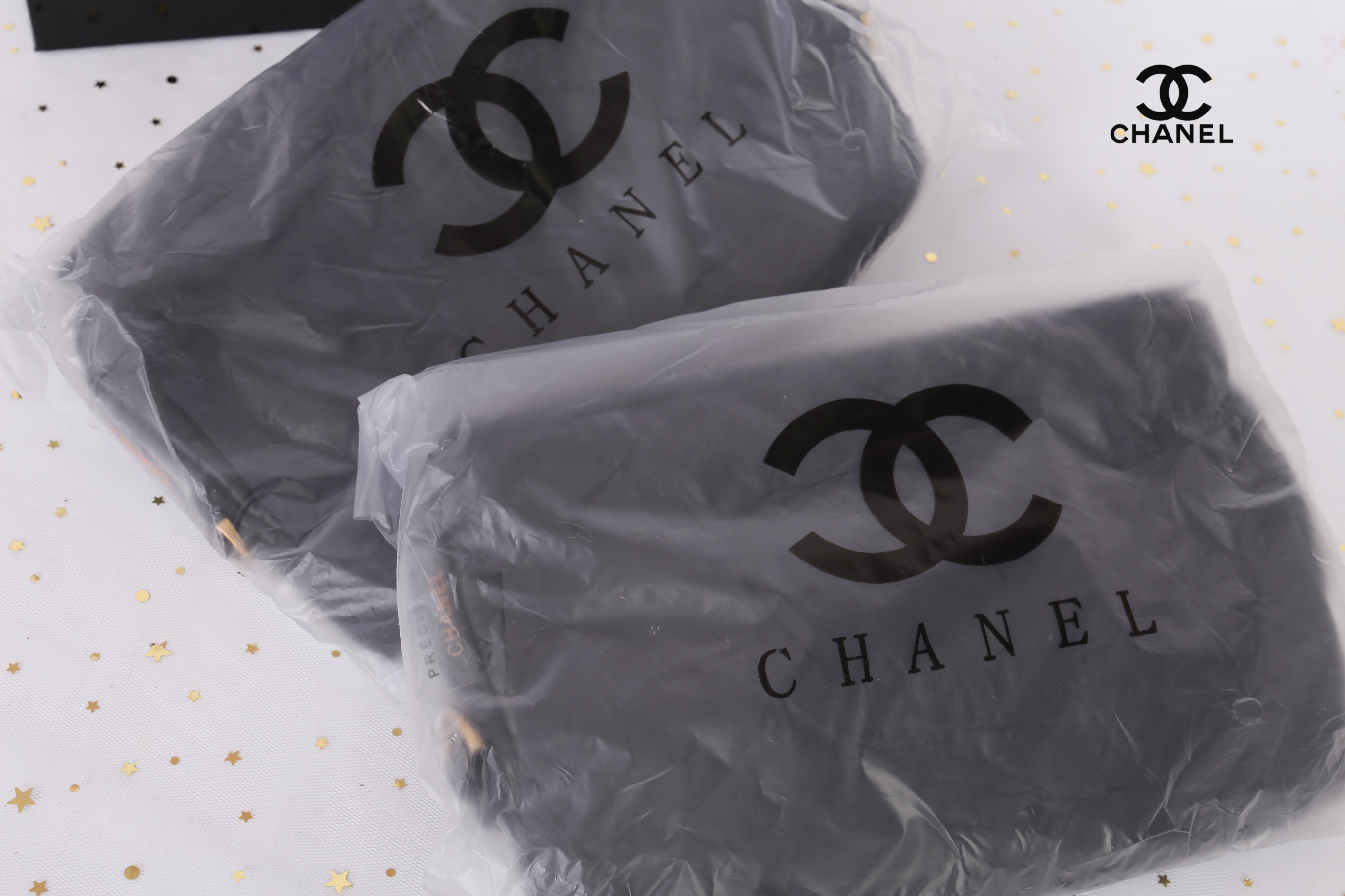 Chanel Quilted Leather Crossbody Bag with gift box สินค้าเป็นของแท้ ใหม่จากเค้าเตอร์เครื่องสำอาง/น้ำหอมแบรนด์ กระเป๋าแบรนด์ Chanel VIP Gift Bag ทำจากหนัง หัวซิปปั้มโลโก้แบรนด์ มาพร้อมสายยาว สายโซ่อะไหล่ทองยาว Crossbody สายถอดเก็บได้ ด้านในบุผ้า ปั้มแบรนด์