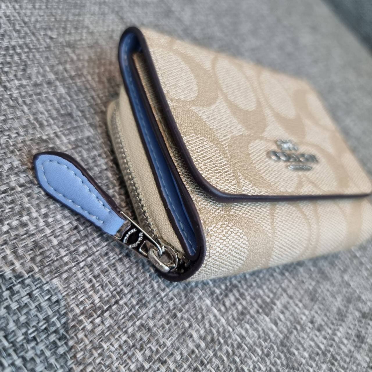 OUTLET 】COACH F41302 SMALL TRIFOLD WALLET IN SIGNATURE CANVAS สวยคลาสสิค พกพาง่าย ใบเล็กน่ารักน่าใช้ ต้องยกให้ใบนี้จ้า 💗💋 ตอบโจทย์คนชอบพกน้อยที่สุด!! กระเป๋าสตางค์ใบสั้นหนังแคนวาสเคลือบคุณภาพดี ภายในเป็นหนังแท้ ใส่บัตร ใส่ธนบัตรได้ทุกชนิด 