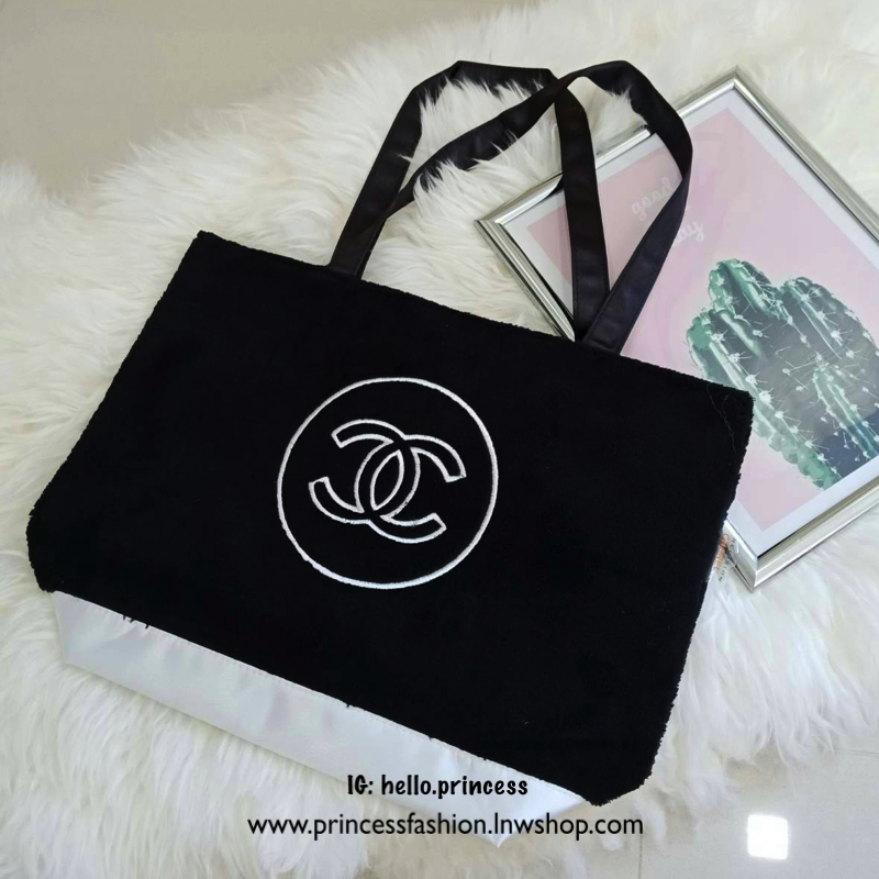 New Arrival !! CHANEL TOTE BAG กระเป๋าทรง SHOPPING BAG ใบใหญ่ ขนนิ้มนิ่ม จากงานพรีเมี่ยมกิ้ฟ ของแถมจากน้ำหอม จากแบรนด์ CHANEL เนื้อกระเป๋าทำจากขนเทียม ผิวสัมผัสฟูนิ่ม ตกแต่งด้วยผ้าไนลอนด้านท้ายวางได้กันน้ำ!! ปักโลโก้แบรนด์ ด้านในเปิดปิดด้วยกระดุม บุผ้าซับ