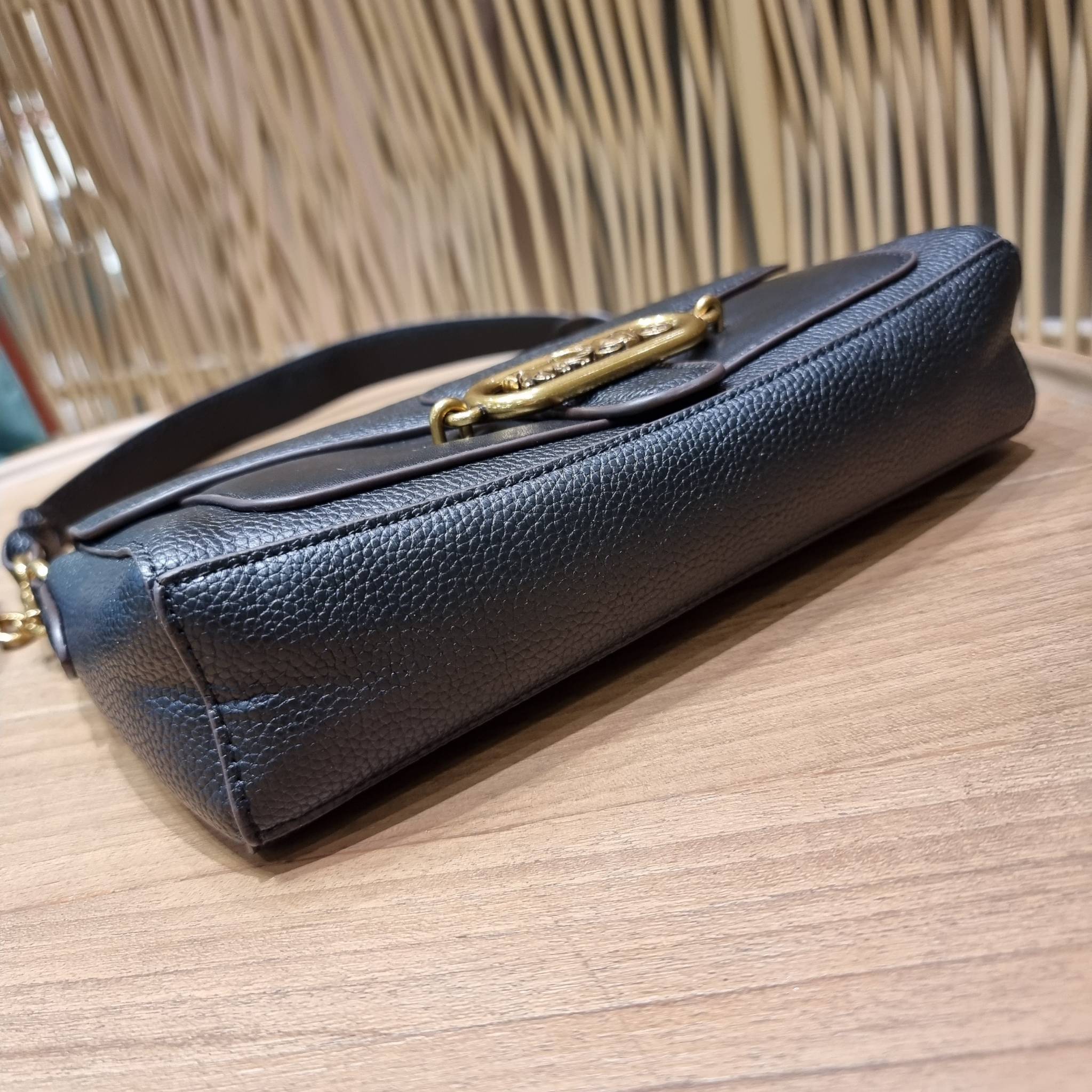 COACH SMALL JADE SHOULDER BAG [F91105,90782] กระเป๋าสะพายไหล่ ดีไซน์วินเทจย้อนยุค สวยคมชัด คลาสสิคใช้ได้ทุกลุค วัสดุหนัง pepble ทนทาน เปิด-ปิดด้วยฝาคาดโลโก้ พร้อมแถบแม่เหล็กในตัว รับรองแน่นหนา ด้านหลังมีช่องซิปให้ ภายในเป็นช่องโล่ง ขนาดกำลังดี ใช้งานง่าย 