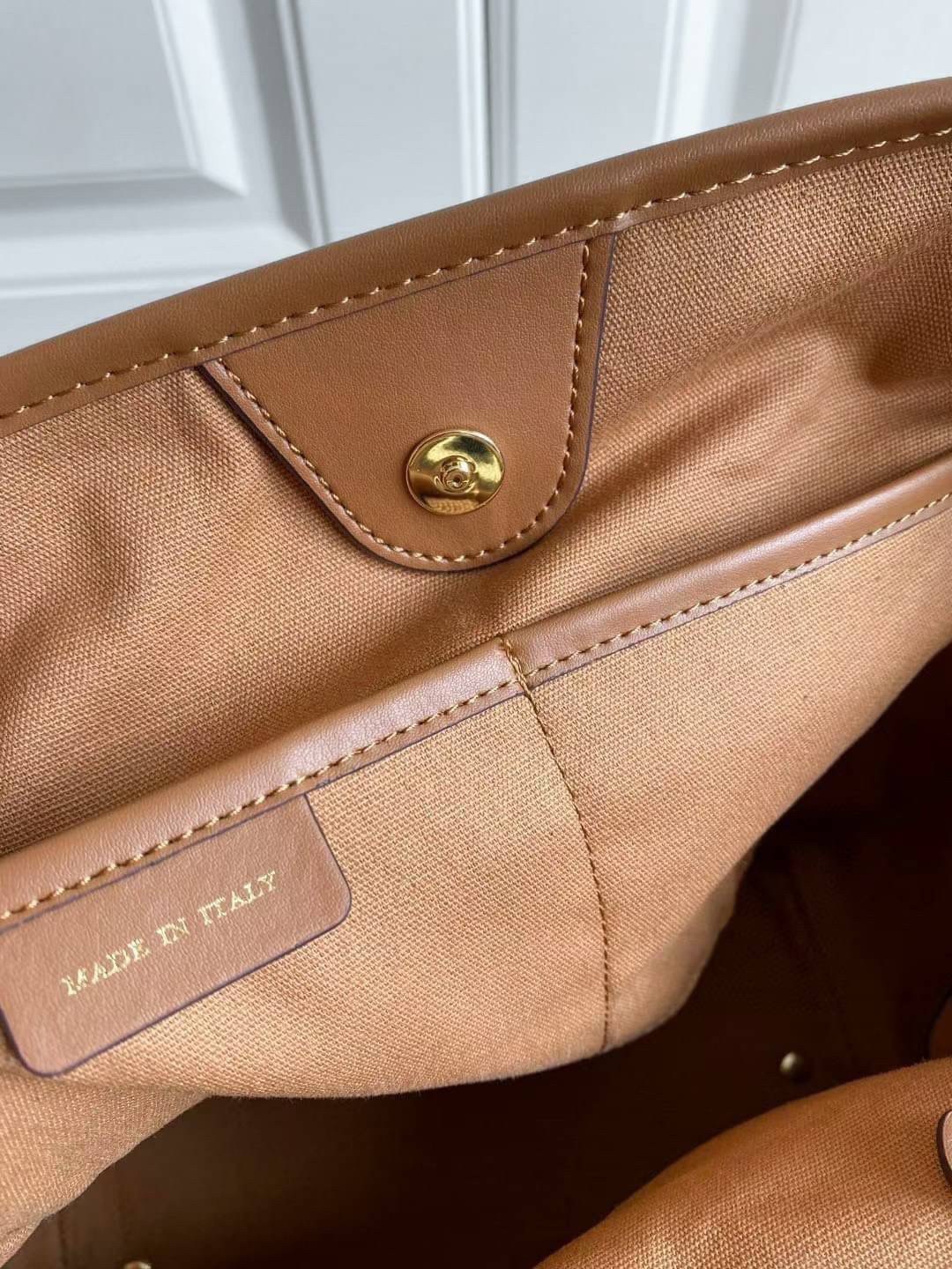 BURBERRY TOTE VINTAGE BAG VIP GIFT WITH PURCHASE (GWP) พรีเมี่ยมกิ๊ฟ Limited Edition จากBURBERRY วัสดุหนังCANVASสลับหนัง เปิดปิดด้วยกระดุมแม่เหล็ก ภายในมีช่องใส่ของโล่งกว้าง พร้อมช่องซิปอีกหนึ่งช่อง สามารถใส่มือถือ ipad ของจุกจิกได้ อีกด้านใส่ของพร้อมหยิบ