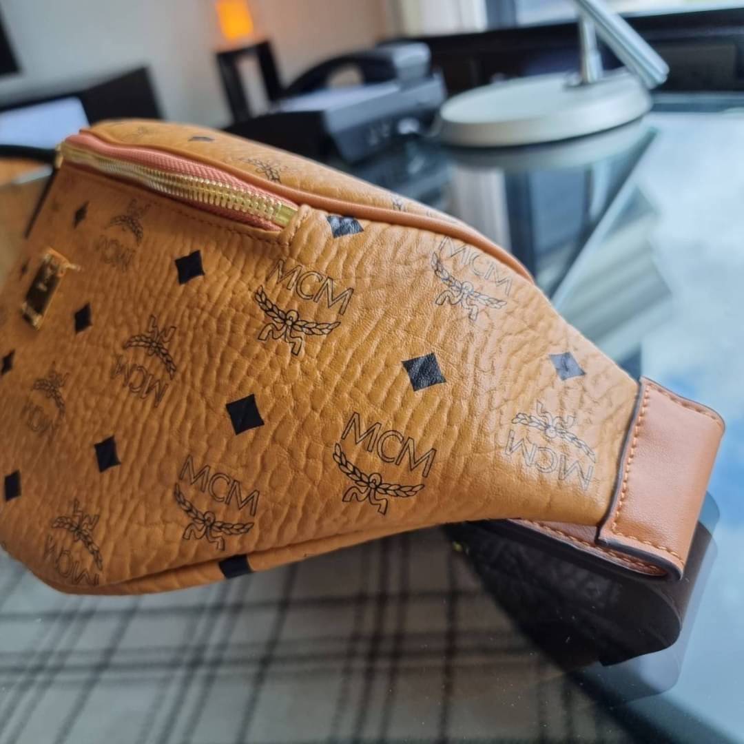 M.C.M STARK BELT BAG IN VISETOS รุ่นยอดฮิต!! หนุ่มๆสาวๆใช้ได้ไม่มีเบื่อ!! 🎉⭐️⚡️🛎 กระเป๋าคาดอกรุ่นขายดี ลายวิเซโต้เอกลักษณ์ ทั้งสปอร์ตและดูหรูในตัว ใช้งานง่าย ได้ทุกลุค วัสดุหนังแคนวาสคุณภาพดี มีช่องซิปหลัก และซิปรอง ภายในเป็นช่องโล่