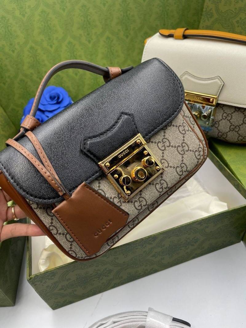 VIP GIFT 】หนังแท้ GUCCI mini Padlock bag GG Supreme canvas หนึ่งในแบรนด์เนมยอดฮิตระดับโลกที่สายแฟชั่นตัวจริงต้องมีสักใบในตู้ เพราะเป็นแบรนด์ที่เหล่าบรรดาเซเลปและดาราใช้กันเยอะมาก รุ่นก็เป็นอีกหนึ่งใบที่คุ้มค่าคุ้มราคามากค่ะ ด้วยดีไซน์ที่ใช้งานได้หลายโอกาส