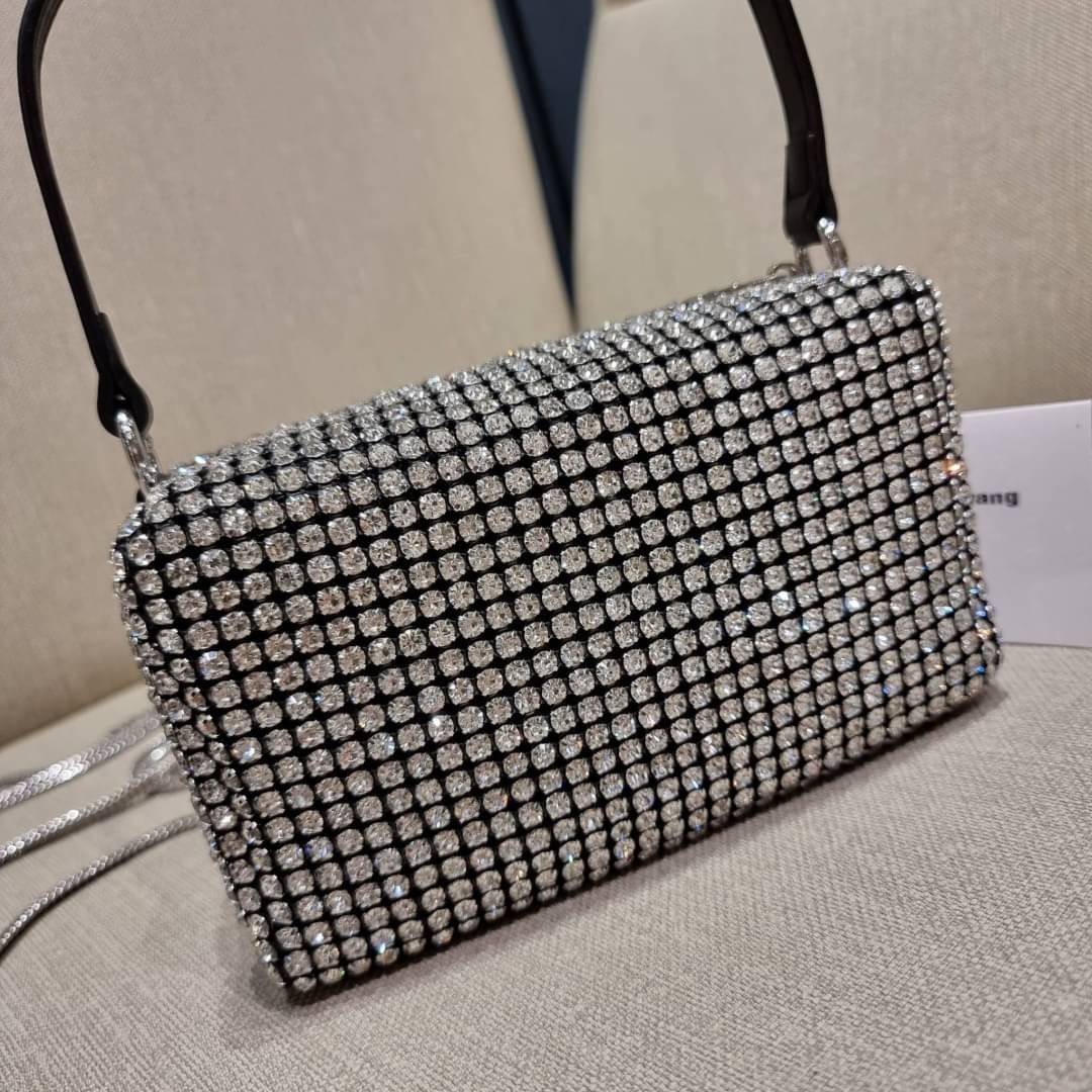 ALEXANDER WANG HEIRESS POUCH IN RHINESTONE MESH จัดให้แบบสุดตัว กับไอเท็มที่สาวๆต่างเรียกร้อง กับกระเป๋าพอชตกแต่งพลอยเทียม หรูหรา โดดเด่น ดูแพง ด้วยการตัดเย็บเรียงร้อยลงบนตาข่ายเนื้อละเอียด ทำให้ดูดีมีราคางดงามจริงๆ เปิด-ปิดด้วยซิป ขนาดกำลังสวย ภายในเป็นช