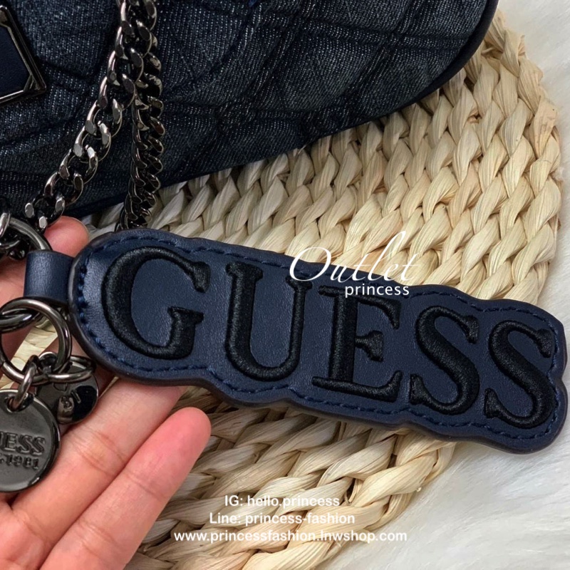 GUESS LOLLI CONVERTIBLE CROSSBODY BAG รุ่นแนะนำค่ะ!! กระเป๋าสะพายข้าง//ทบสายสะพายไหล่ได้ วัสดุหนังลายนวม ด้านหน้ามีอะไหล่โลโก้แบรนด์ เปิดปิดกระเป๋าแบบกระดุมแม่เหล็ก ภายในกว้างสามารถใส่ของจุ ใส่กระเป๋าสตางค์ใบยาวได้ค่ะ มีช่องซิปและช่องเล็กใส่ของจุกจิกน่ะค่