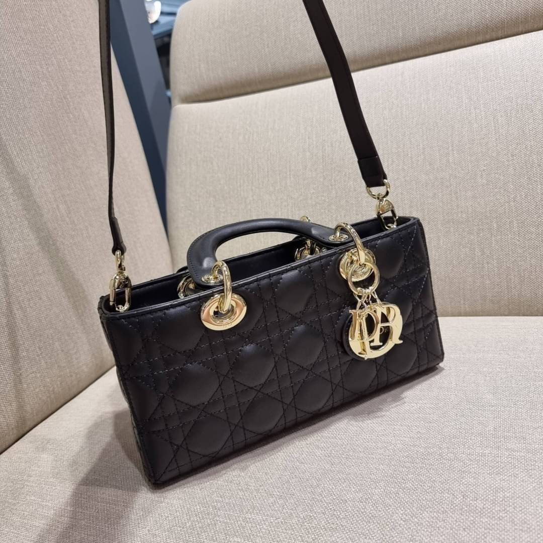 Medium Lady D-Joy Bag Cannage Lambskin / CD LADY D-JOY BAG ดีไซน์ใหม่ อัพเลเวลความหรู กับกระเป๋าสะพายข้างที่รอบนี้ดีไซน์รูปทรงโฉมใหม่ ใช้งานง่ายขึ้น สะดวกใช้มากขึ้น