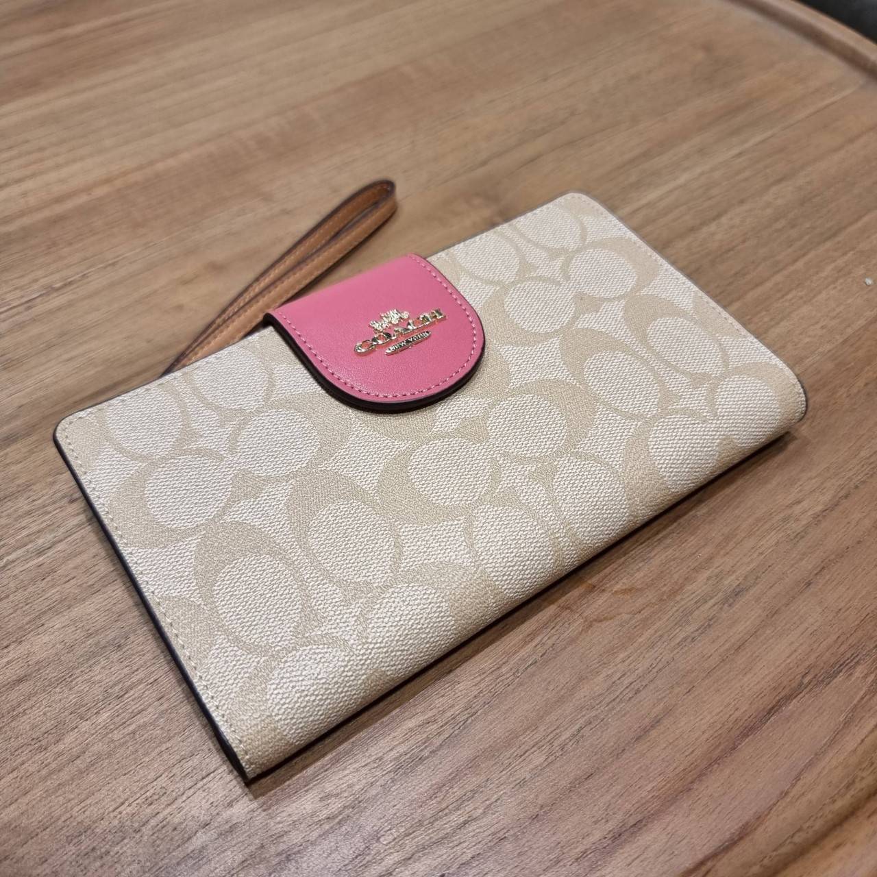 พร้อมส่ง 7 สี COACH C2874 TECH WALLET IN COLORBLOCK SIGNATURE CANVAS จัดให้สีใหม่ก่อนใคร!! ดีไซน์ใหม่ คอลเลคชั่นสวยหรู กระเป๋าสตางค์พร้อมสายคล้องมือ ง่ายต่อชีวิตมากจ้า!! มันดีอะไรเบอร์นี้ ใส่ได้ทั้งบัตร และโทรศัพท์ก็ใส่ได้ทุกรุ่น แถมยังมีช่องซิปแยกไปอีก ช