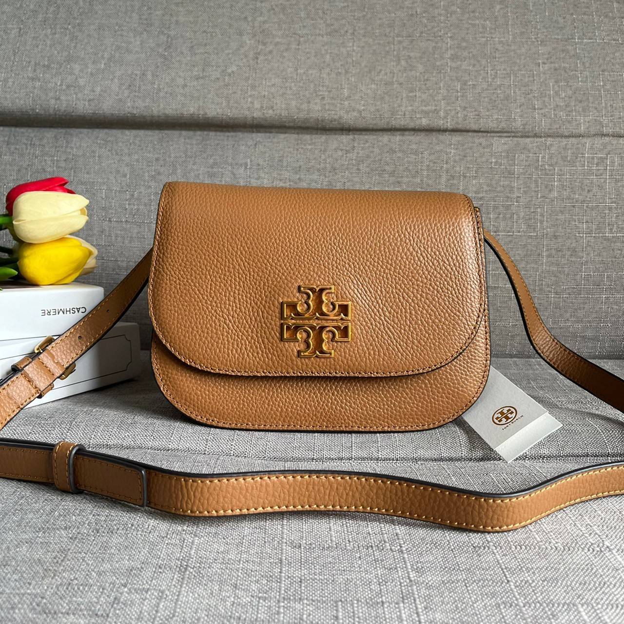 TORY BURCH BRLTTEN SMALL SADDLE BAG / Tory Burch Britten Flap Shoulder Bag กระเป๋าสะพายข้าง วัสดุหนังแกะแท้ ด้านหน้าประดับโลโก้แบรนด์ เปิด-ปิดกระเป๋าแบบกระดุมแป็กแม่เหล็กแน่นหนา ภายในมีช่องหลัก ใส่กระเป๋าเงินใบกลาง มือถือได้ทุกรุ่น มีช่องแยกใส่ของจุกจิกอี
