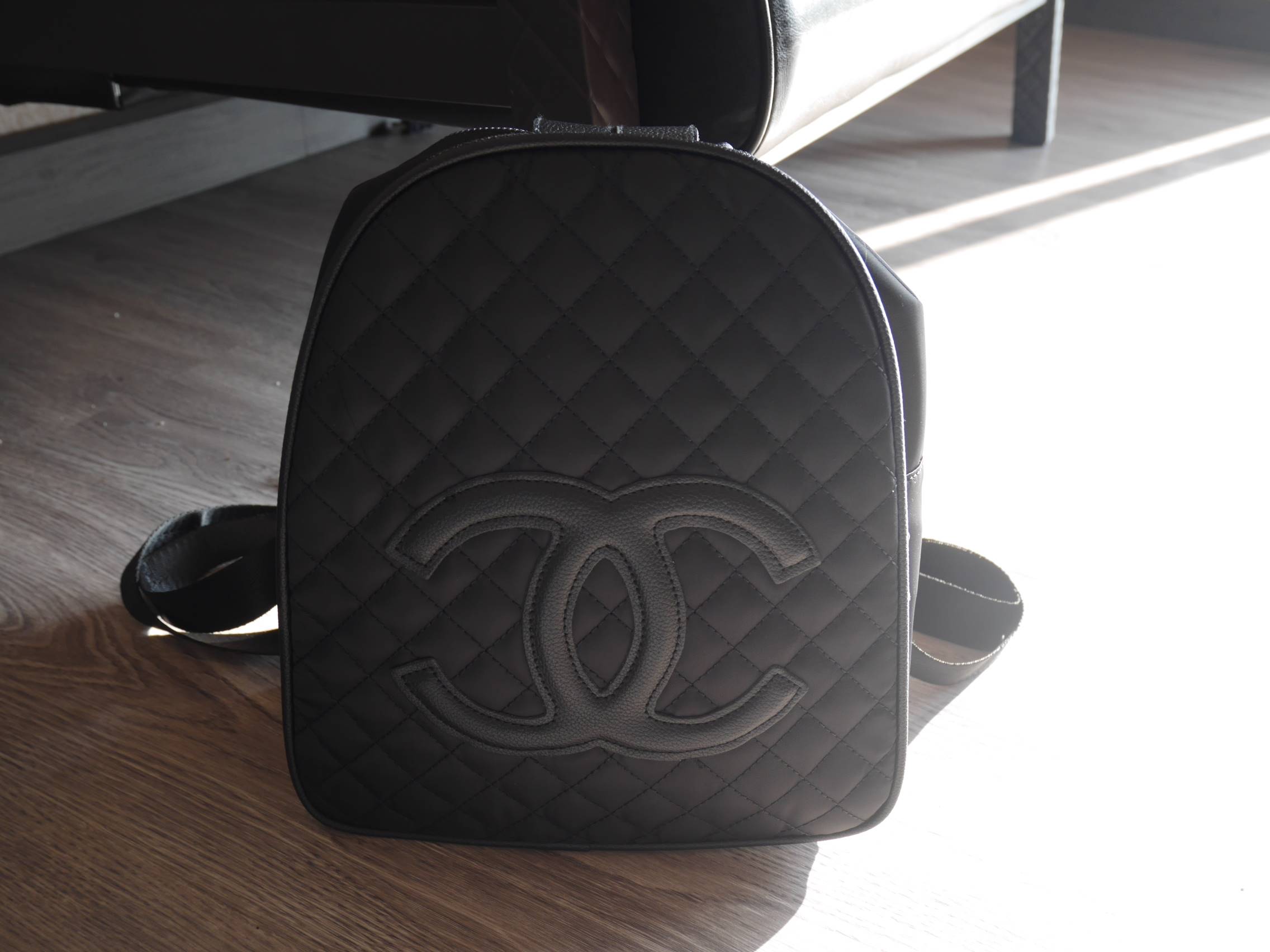 รุ่นใหม่ค้า New item! กระเป๋าเป้ทรงน่ารักจากงาน Premium gift สุดหรู แบรนด์ชาแนล โดดเด่นด้วย รูปทรงน่ารัก ขนาดกำลังดี หนังนิ่ม ด้านหน้าปั้มแบรนด์ด้วยหนัง PU ด้านในเปิดด้วยซิปโซ่ CC มีช่องใส่ของแบ่งเป็น 2 ช่องใหญ่ ด้านหลังสายสะพายยาวปรับได้ เป็นอีกไอเท็ม ที