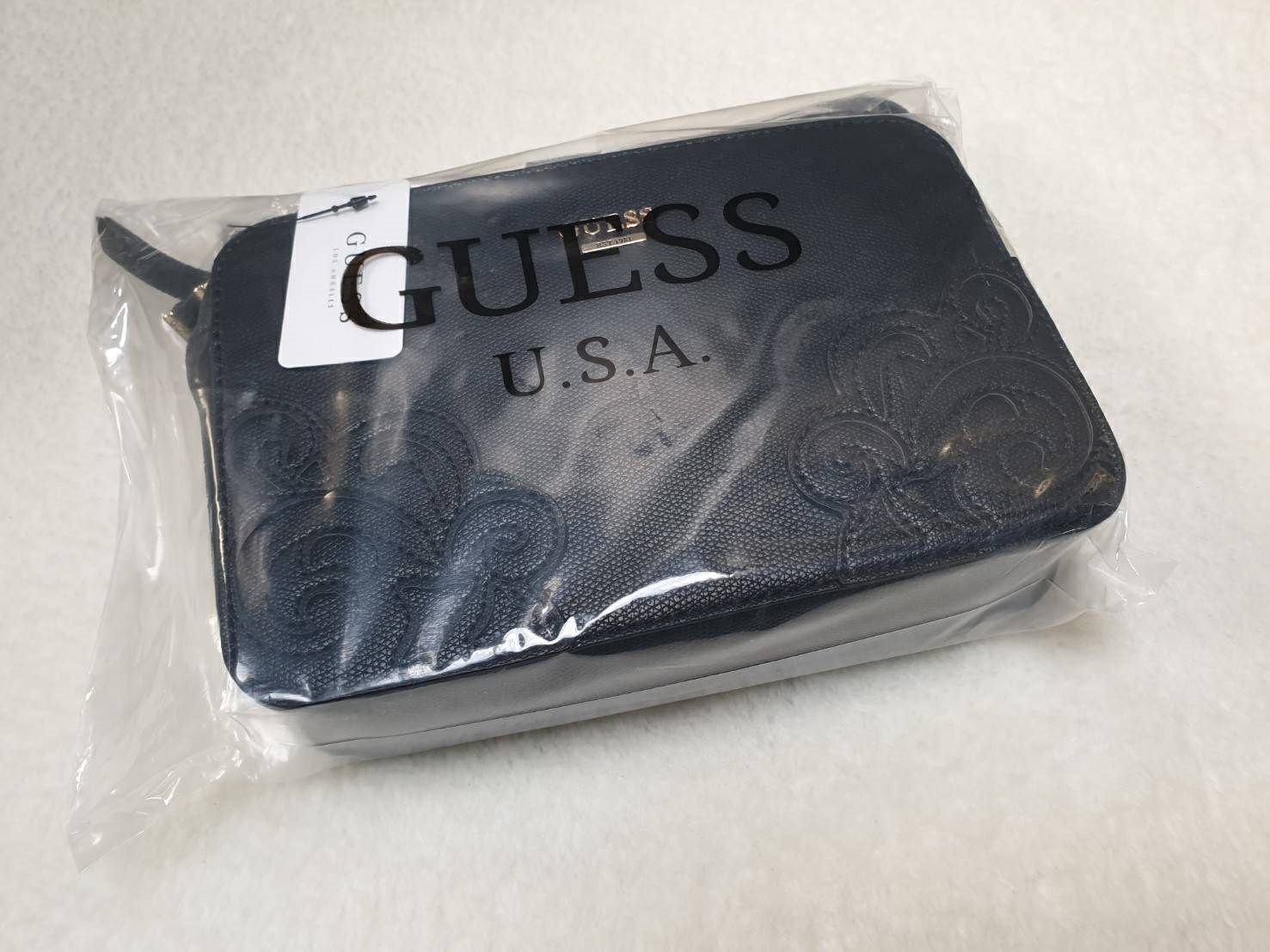 กระเป๋าสะพายข้าง guess ทรงสวย ด้านหน้าติดโลโก้แบรนด์ ลายสวยงาม สายยาวตัดแต่งโซ่และหนัง สามารถปรับความยาวได้ ตัวจับซิป มีกุญแจตีแบรนด์เพิ่มความโก้หรู ซิปเปิดง่าย ด้านในมีช่องซิป และช่องเสียบบัตร ติดโลโก้แบรนด์ บุผ้าแบรนด์ทั้งใบ สวย คุ้มราคา