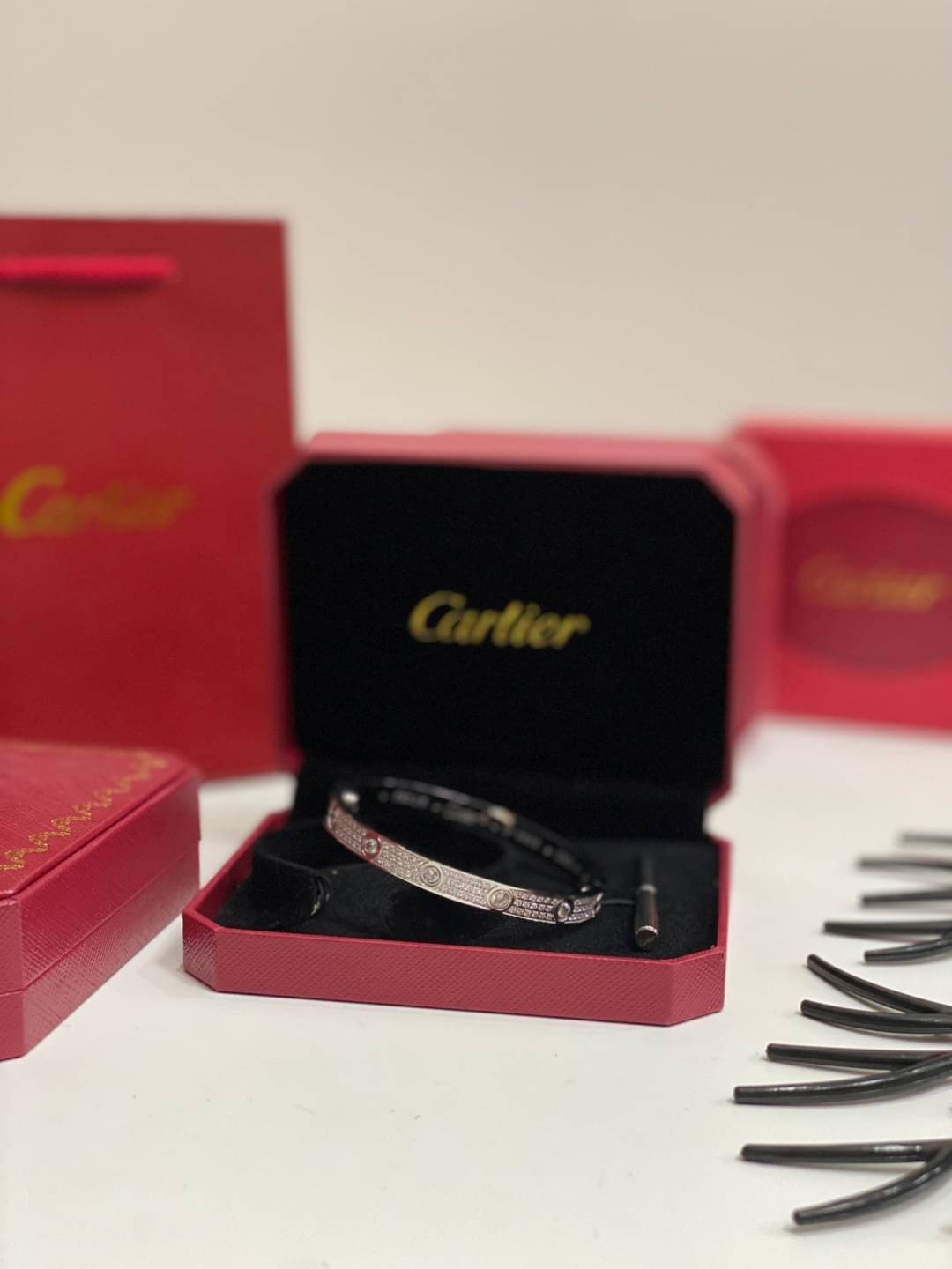 Cartier Love Bracelet มีเพชร กำไลข้อมือคาเทียร์ ภาพถ่ายจากงานจริง เกรดออริจินิล วัสดุคุณภาพดี ไม่ลอกไม่ดำ งานปั้มครบตามรูปเลยค่ะ