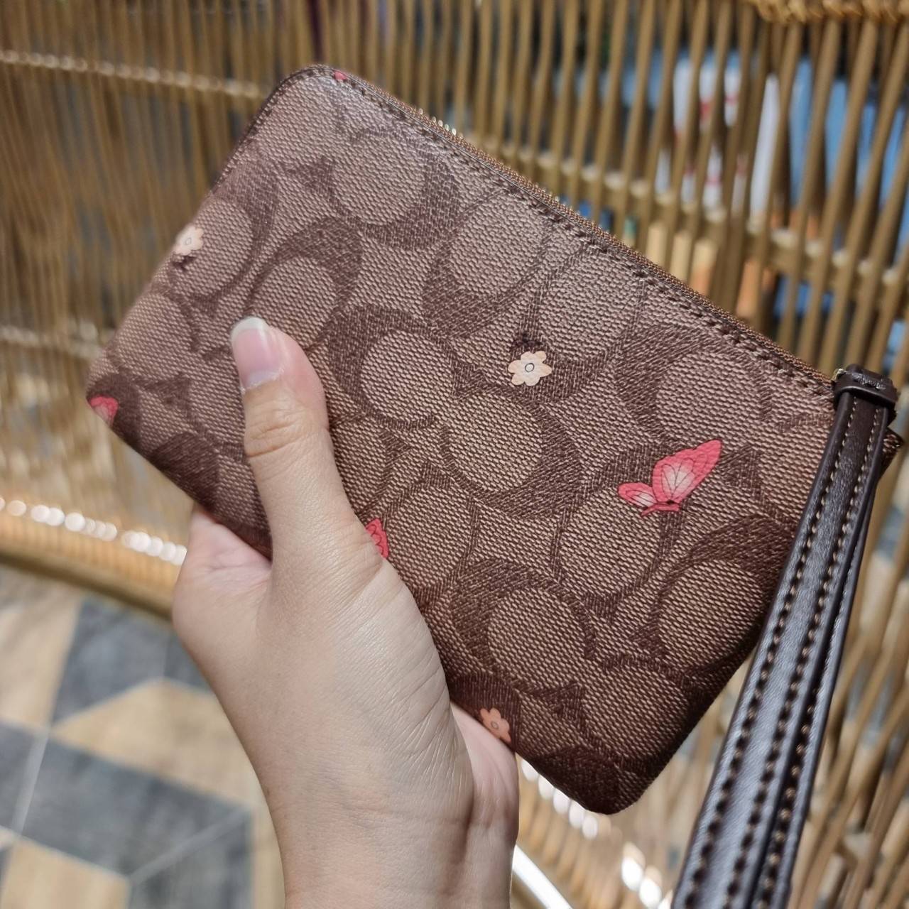 COACH 2972 CORNER ZIP WRISTLET IN SIGNATURE CANVAS WITH BUTTERFLY PRINT มาแล้วจ้า ไอเท็มสุดปัง!! ฮิตไม่เลิก!! พร้อมลวดลายสุดคิ้วท์ น่ารักน่าใช้ขึ้นไปอีก กระเป๋าคล้องมือ ขนาดเหมาะพกพา วัสดุหนังแคนวาส ภายในเป็นช่องโล่ง ใส่ธนบัตร หรือใส่บัตร ใส่เหรียญ ได้หมด