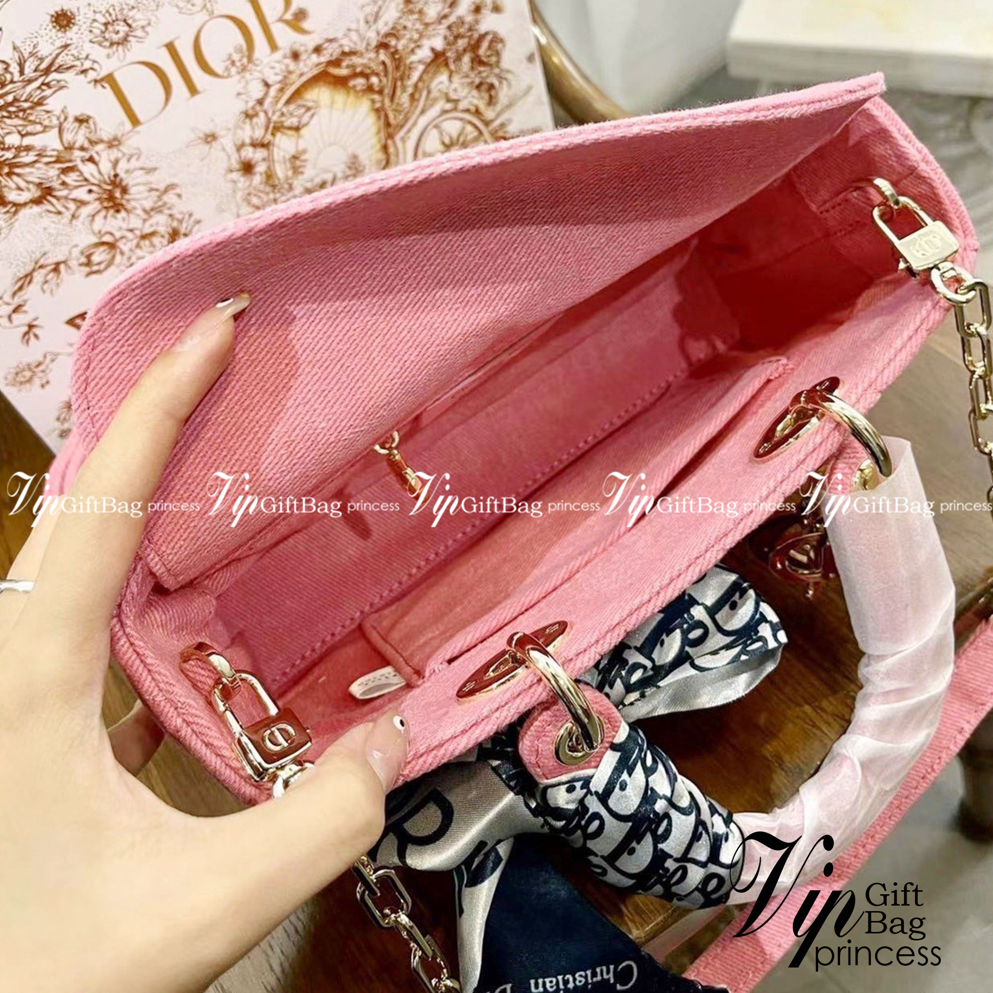 DIOR D-Joy Bag Cannage Denim / Dior Lady Bag กระเป๋าสะพายดิออร์ใบนี้คือราชนิกุลมากแม่ความเลดี้ดิออร์ที่เกินต้าน งานชนช้อปปังสุด ถือสลับแท้ไม่โป๊ะแน่นอน ราคาเบาสุด ภาพถ่ายจากงานจริง สวยเหมือนในรูป พร้อมส่งที่ไทย