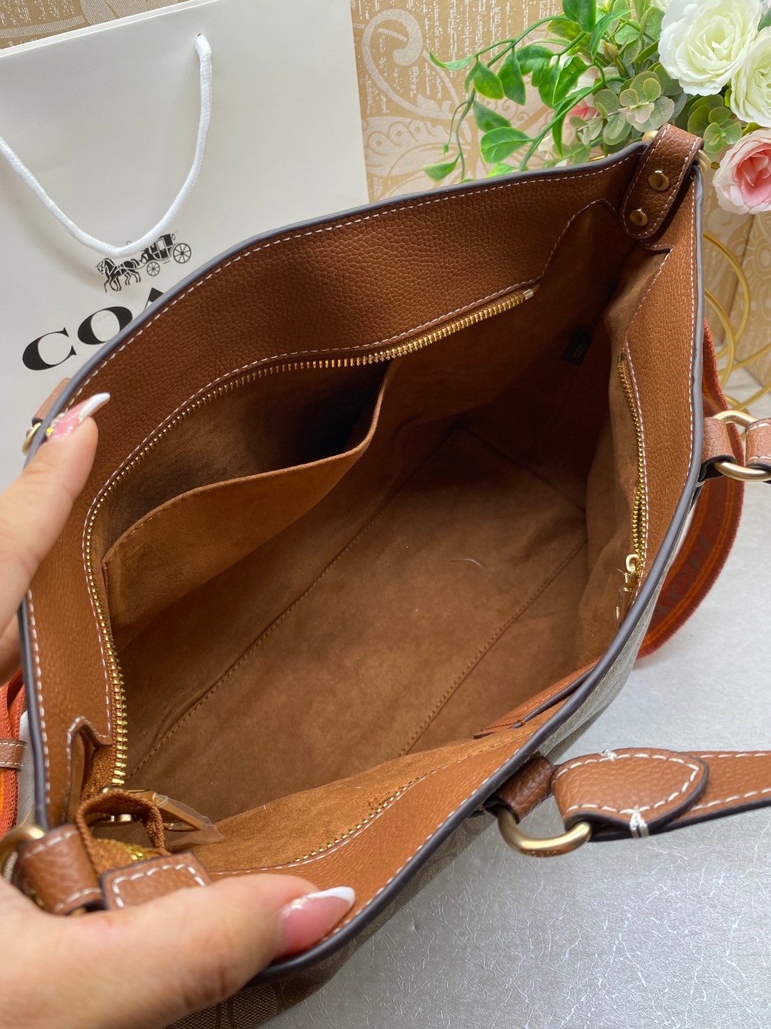 Coach Logan Carryall In Signature Canvas / COACH Tote In Signature Canvas Bag กระเป๋าทรงโท้ท พร้อมสายผ้าสปอร์ต ภายในโล่งกว้าง มีหูจับในตัวและสายครอสบอดี้ ปรับระดับได้ รับไอเท็มนี้ไปใช้ยังไงก็ไม่มีวันเบื่อจ้า เอาอยู่ทุกลุค ทุกวัน!!