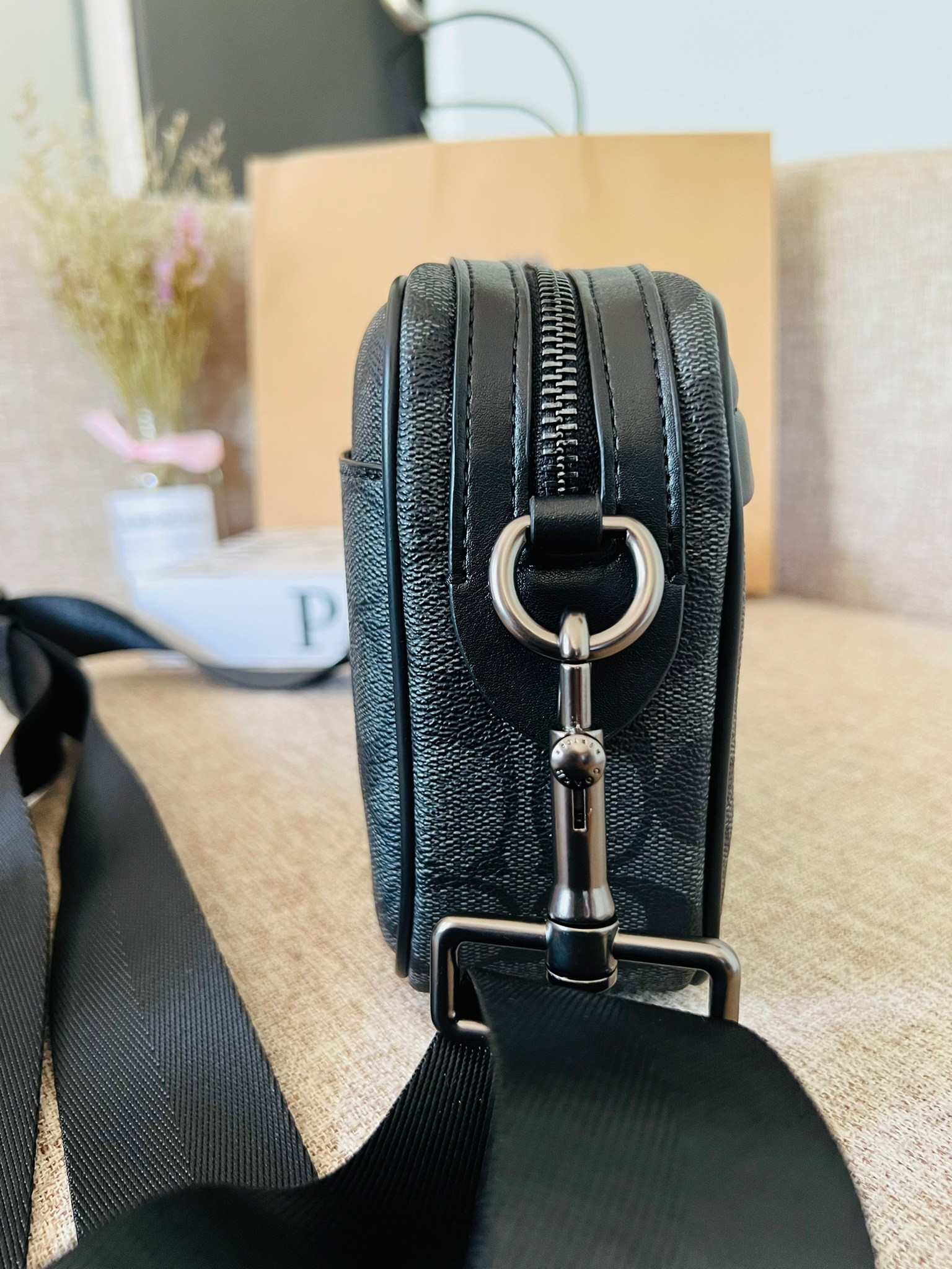 COACH GRAHAM CROSSBODY IN SIGNATURE CANVAS F50715 ผ้าใบเคลือบซิกเนเจอร์พร้อมรายละเอียดหนังลูกวัวที่ผ่านการกลั่น| ภายในกระเป๋ามัลติฟังก์ชั่น| ปิดซิป ซับในผ้า| ด้านนอกมีซิปและกระเป๋าสลิป| สายสะพายถอดได้ 53" สำหรับสะพายไหล่หรือ crossbody