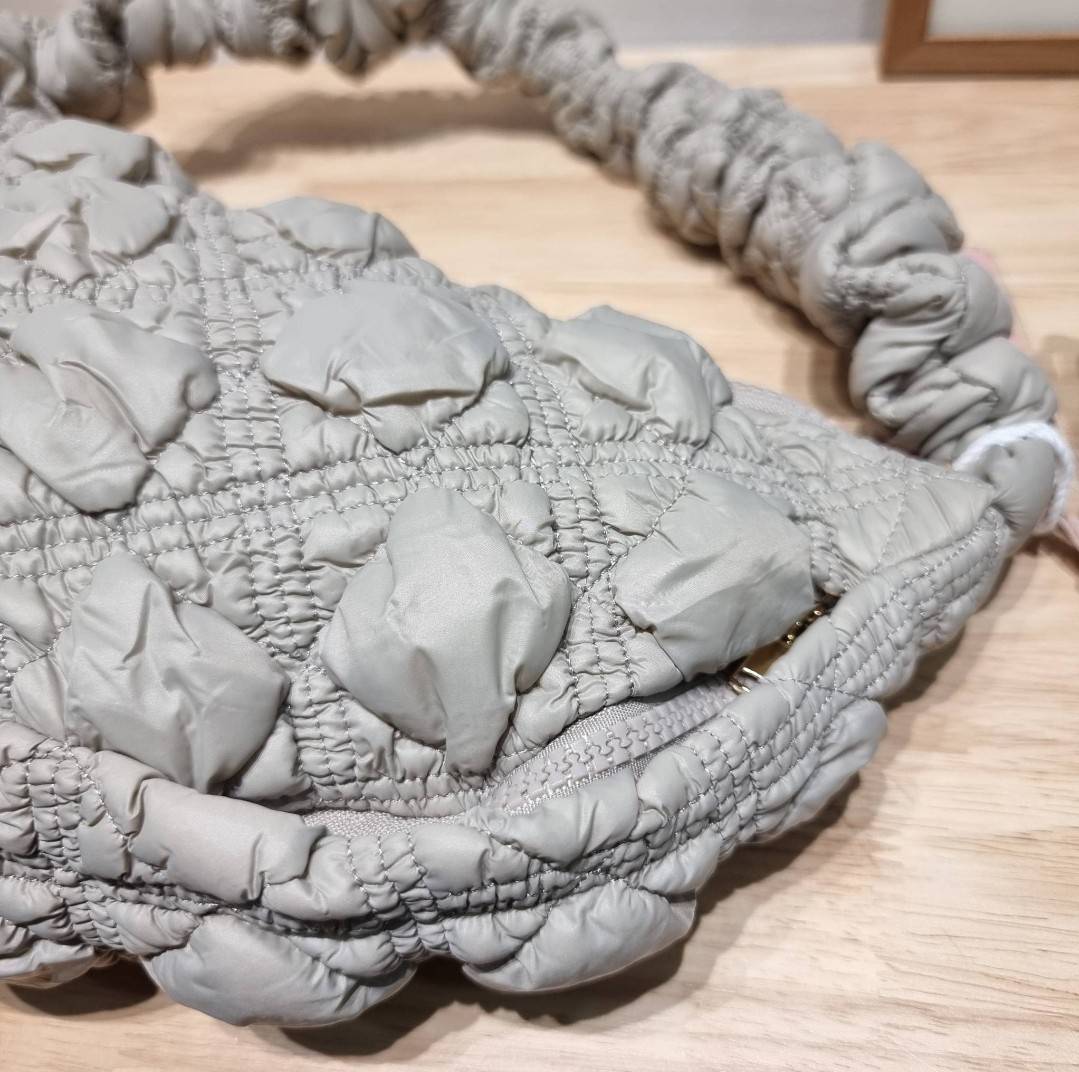 Carlyn cozy bag / Carlyn glaze bag 13 สีพร้อมส่ง อีกหนึ่งคอลเด็ด ที่ฮิตแบบฉุดไม่อยู่ กับไอเท็มนุ่มนิ่มจากเกาหลี พร้อมสีใหม่ล่าสุด กระเป๋าสะพายก้อนเมฆสุดเก๋ ที่สามารถใช้ได้หลากหลาย