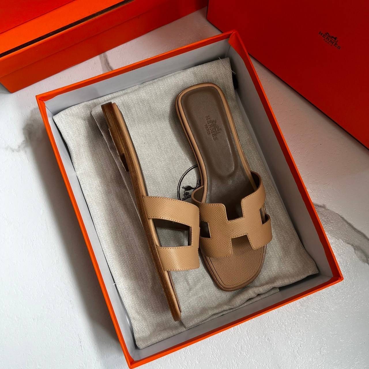 หนังแท้ Hermes sandal Epsom leather รองเท้าแตะงานสั่งตัตใช้สลับแท้ เกรดออริจินอล 1:1 เกรดเหมือนสุด มี series code ทุกคู่ พื้นรองเท้าทำจากไม้รองด้วยหนังแท้ 100% งานตัดเย็บปราณีตละเอียด ใส่สบาย ไม่ลื่น ใช้ทนนาน เกรดนี้คุ้มมาก ไม่ผิดหวังค่ะ ภาพสินค้าถ่ายจากง