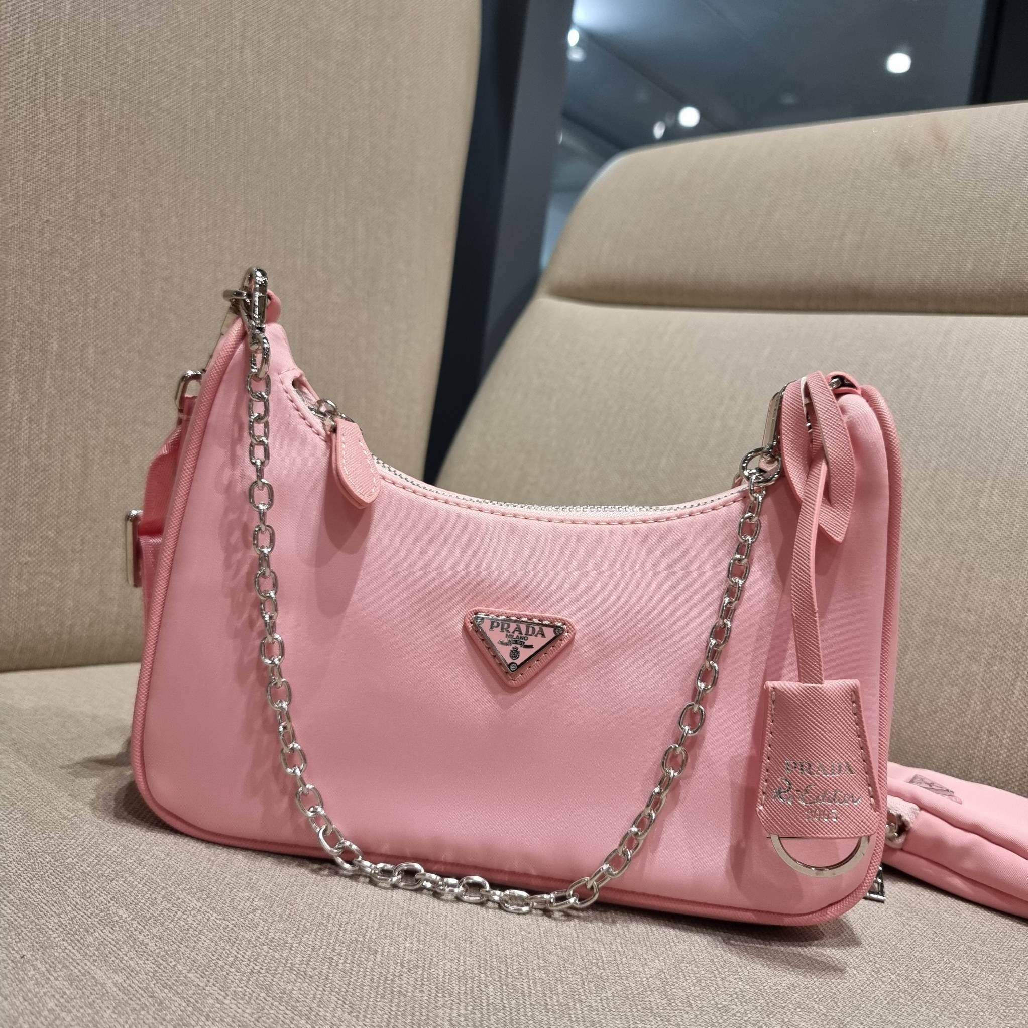 VIP 🥂 PRADA RE-EDITION 2005 RE-NYLON SHOULDER BAG ไอเท็มสุดปัง ที่ฮิตตลอดกาลไม่ว่าจะปีไหนๆ จัดให้ครบทั้งสีขายดีและสีใหม่ล่าสุด ที่สายคุณหนูห้ามพลาด!! กับกระเป๋าสะพายทรงคลาสสิค เหมาะเป็น everyday bag มากๆ วัสดุผ้าไนล่อนคุณภาพ พร้อมใบลูก ไว้ใส่เหรีย