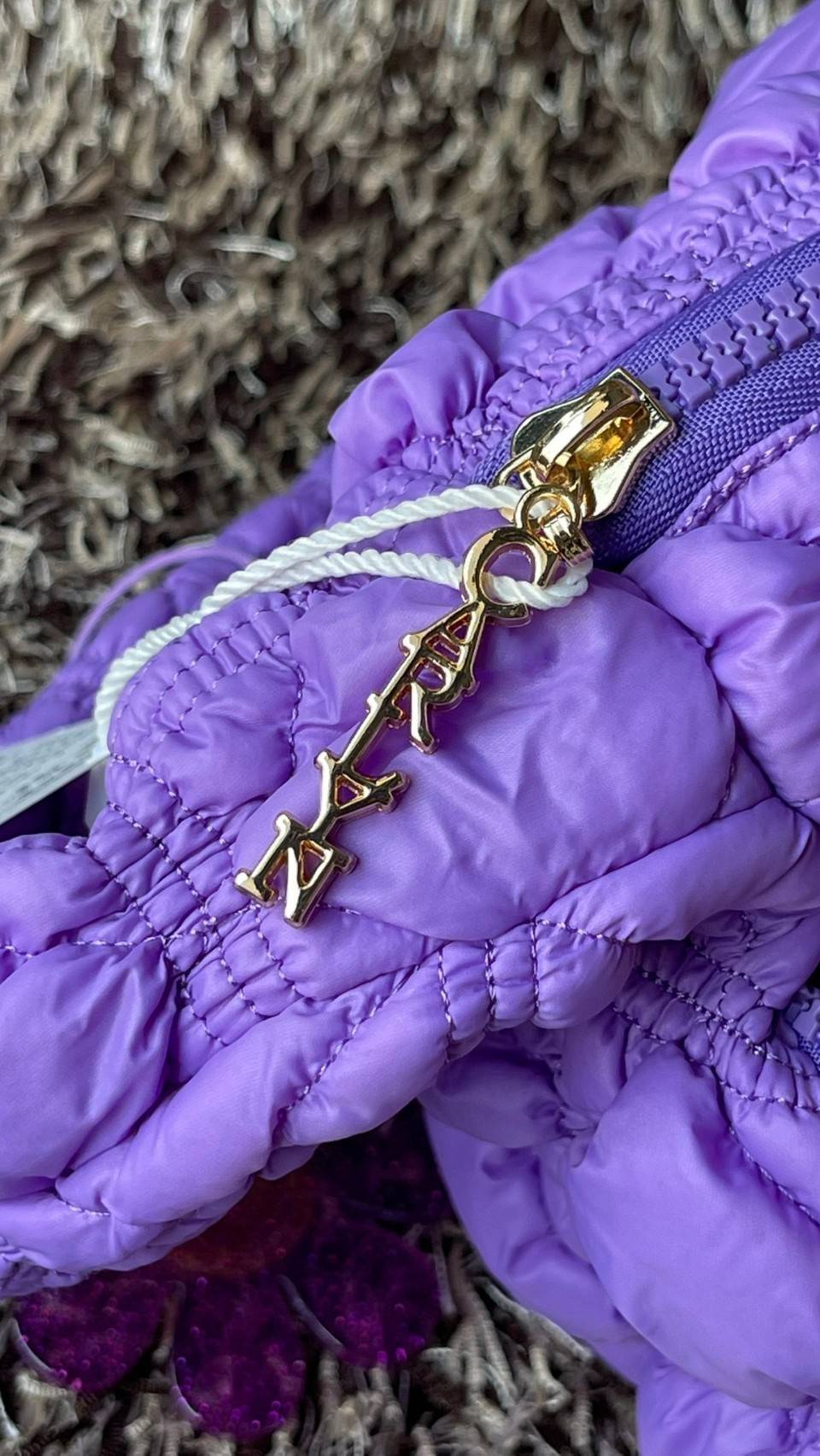 Carlyn Quilted Soft M Bag กระเป๋าสุดฮอตจากประเทศเกาหลี มีทรงที่กำลังพอดี ไม่เล็กหรือใหญ่เกินไป เลยสามารถใช้ในชีวิตประจำวันได้ง่าย ตัวกระเป๋านุ่มบุเหมือนผ้านวม น้ำหนักเบา