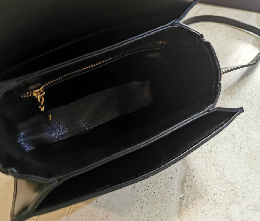 CELINE TRIOMPHE CROSSBODY BAG VIP GIFT WITH PURCHASE-GWP พรีเมี่ยมกิ๊ฟ Limited Edition จาก CELINE PERFUME DUTY FREE COUNTER วัสดุ CANVAS & LEATHER ดีไซน์ยอดนิยมสไตล์สาว LISA