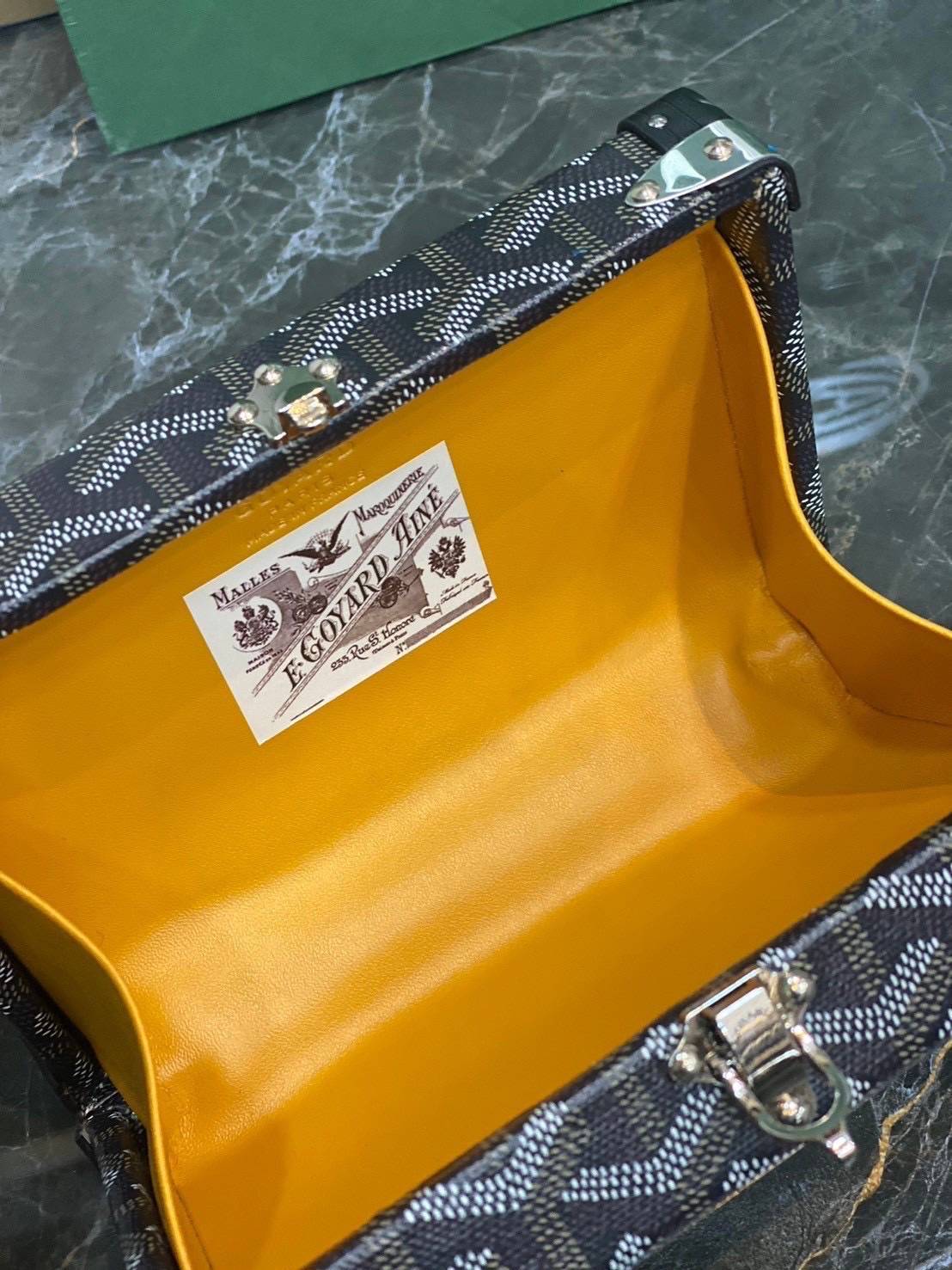 ORI หนังแท้ | Goyard Minaudière Trunk Bag กระเป๋าสะพายทรงแมสเซ็นเจอร์ เป็นคลัตช์ได้ในใบเดียว น้ำหนักเบา ทรงกล่องดีไซน์ใช้งานง่าย สวยหรู