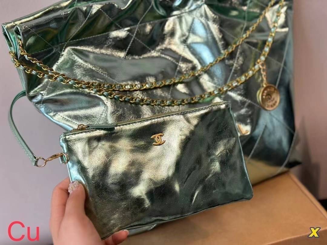 Chanel ss22 Logo CC shopping tote bag Metallics Color คอลสีใหม่เงางาม เข้าแล้วปังๆ หรูหรา สวยเลิศไปเลยค่า กระเป๋าทรงโท้ทที่มาแรงที่สุดในตอนนี้ก็คือรุ่นนี้เลย ใช้งานง่ายรุ่นนี้สามารถใช้ได้ทั้งผู้หญิงและผู้ชายน้า