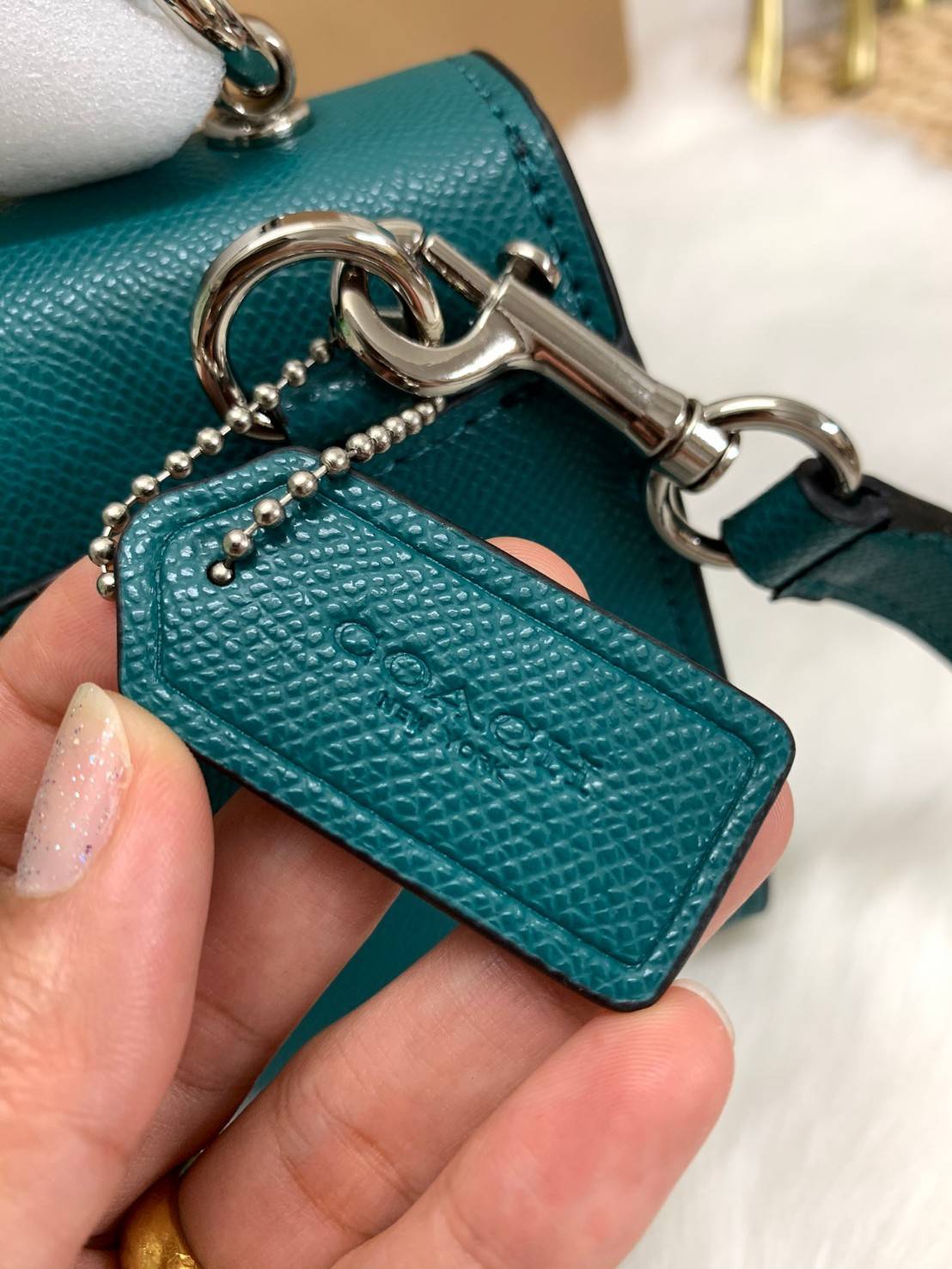 COACH TILLY SATCHEL 23 ((C1802//C1439/C1435)) พร้อมส่งที่ไทยทันทีค่ะ! กระเป๋าสะพายครอสบอดี้ร์หรือหิ้วก็เก๋ไปอีกค่ะ หนังแท้สวยงาม เปิดปิดกระเป๋าแบบหมุนล็อค ภายในมี2ช่องหลัก ใส่กระเป๋าเงินใบกลางได้;มือถือได้ทุกรุ่น;ของจำเป็นสาวๆได้ครบค่ะ;มีช่องซิปกลางและช่อ