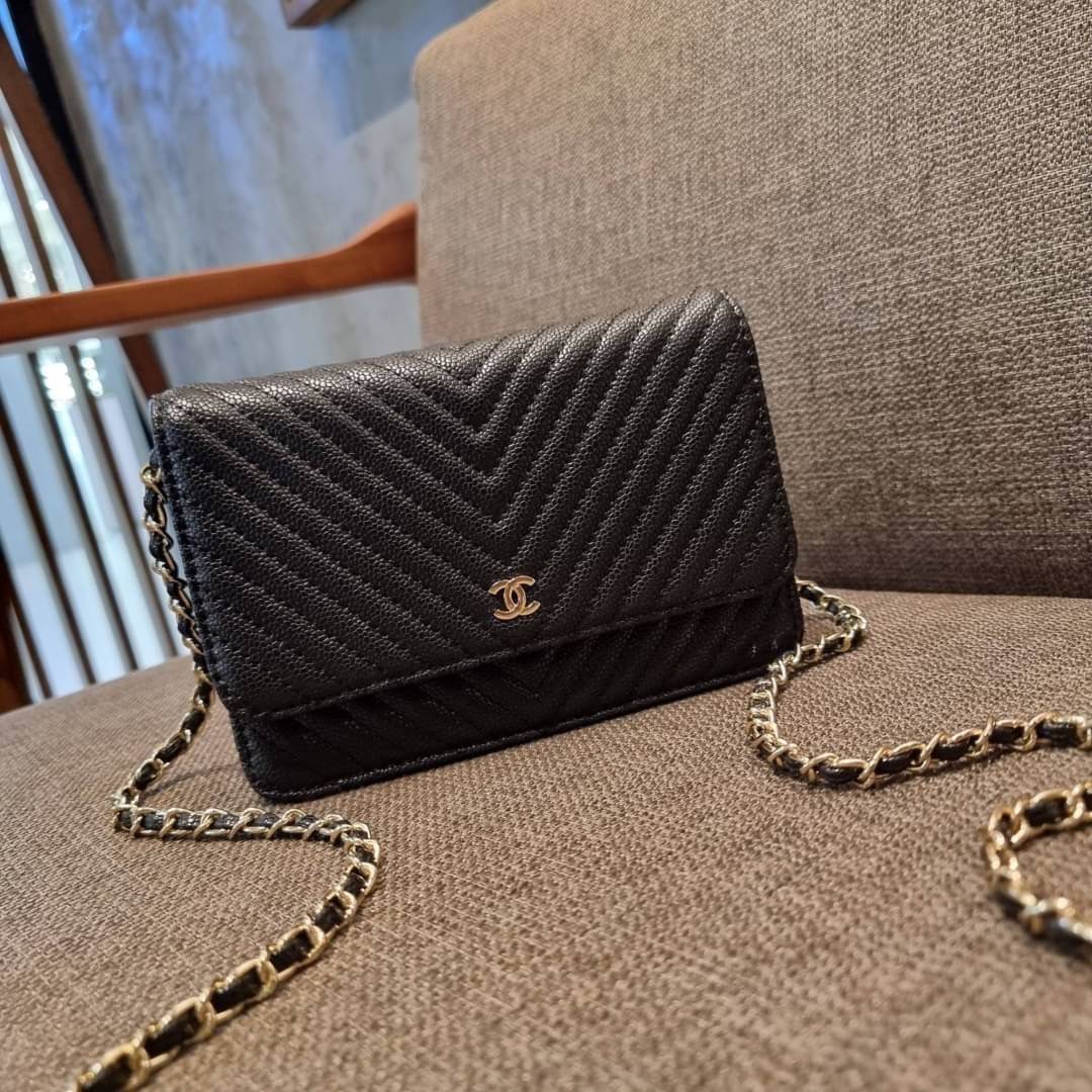 VIP 🥂 CHANEL WOC ลายวียอดฮิต กระเป๋าสะพายข้างหนังลายคาร์เวีย มาพร้อมโซ่สะพายในตัว (ถอดออกไม่ได้) อะไหล่ทองเรียบหรู ดูผู้ดี้ ผู้ดี!! เปิด-ปิดกระเป๋าด้วยกระดุมแม่เหล็ก ภายในกระเป๋าเป็นช่องโล่ง มีช่องแยก 1 ช่อง ช่องซิปกลางอีกช่อง ส่วนด้านหลังก็ยังมีอ