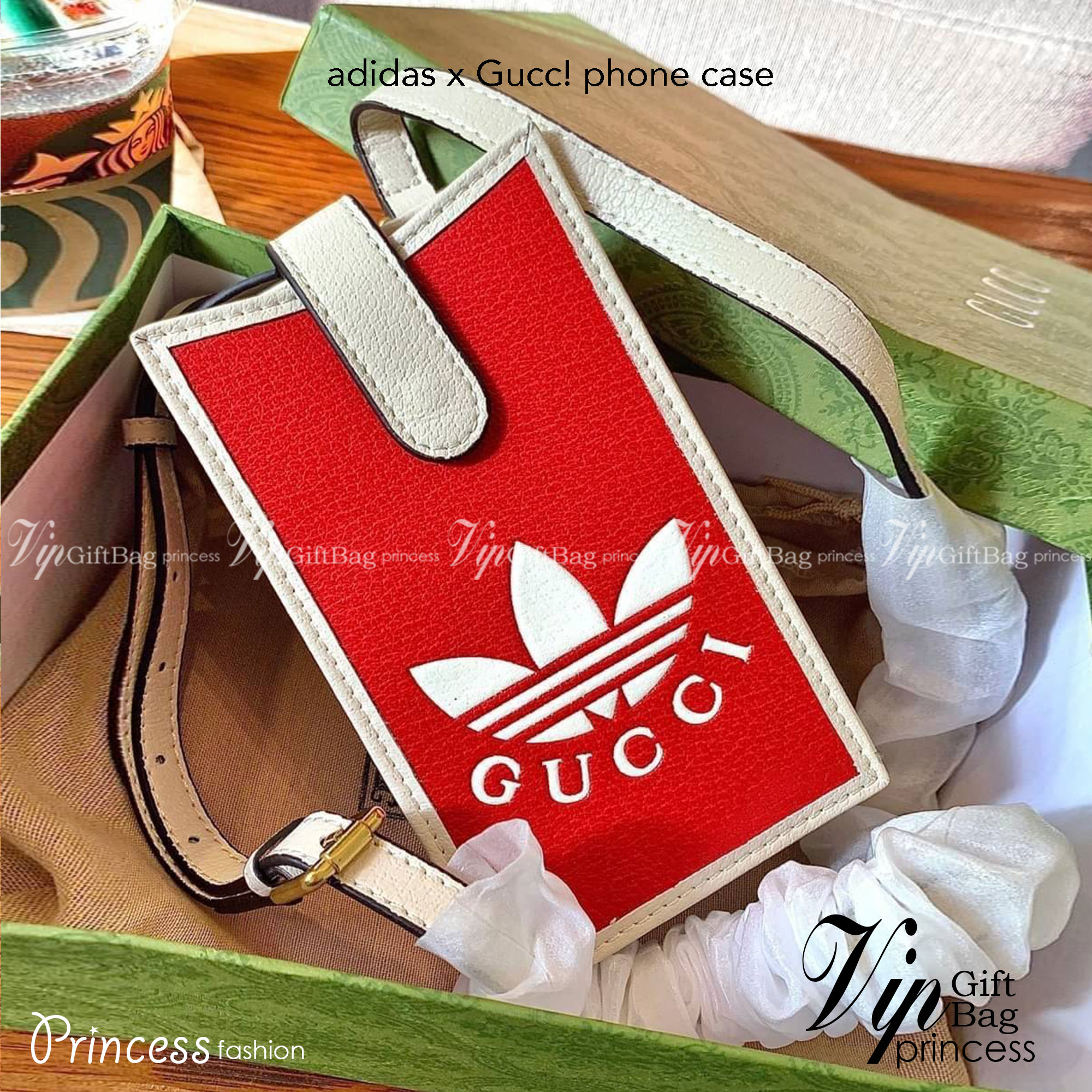 adidas x Gucci phone case ไม่มีได้ยังไง หนุ่มๆสาวๆต้องมีติดตัวค่ะ กระเป๋าใส่มือถือ มีโลโก้แบรนด์แบบนูนอันเป็นสัญลักษณ์ของคอลเลคชั่นนี้เลยค่ะ