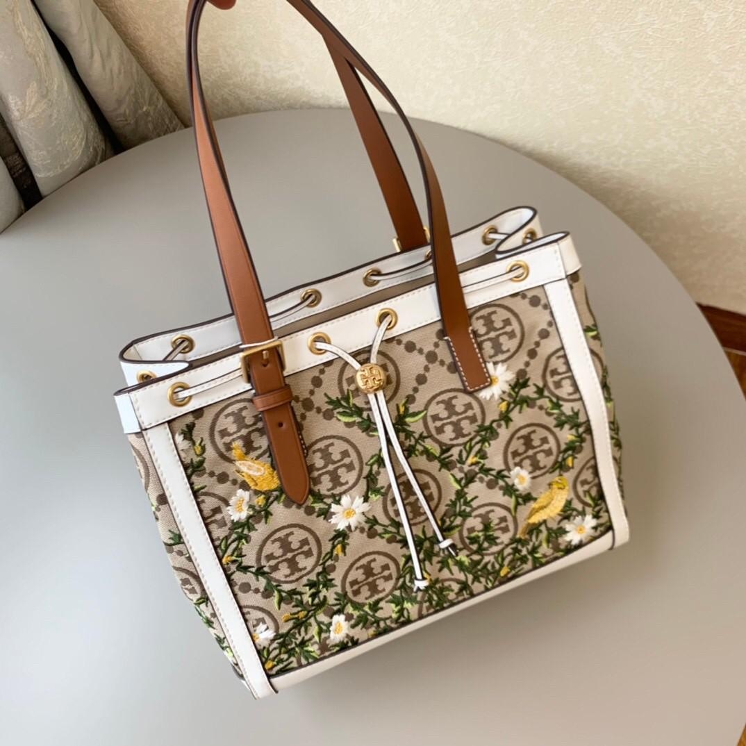 Tory burch T- Monogram Jacquard Embroidered Small Tote กระเป๋าถือหรือสะพายไหล่ วัสดุ Canvas ปักษ์ลายแบรนด์ ในคอลเล็คชั่น Spirit/Summer2021ปักษ์ลายความเป็นธรรมชาติ ประณีต อะไหล่ทองสวยหรู