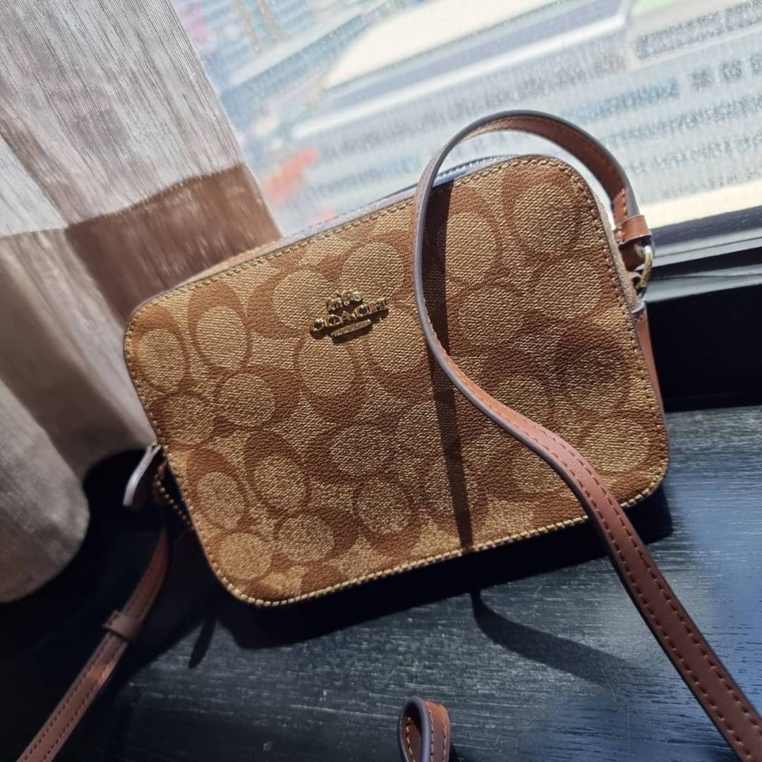 COACH 91677 MINI CAMERA BAG IN SIGNATURE CANVAS ขายดีที่สุด!! กระเป๋าสะพายข้างไซส์มินิ คลาสสิคอยู่ทรง อะไหล่ทองตัดดูหรู วัสดุหนังแคนวาสเคลือบลาย เปิด-ปิดด้วยซิป สายสะพายปรับได้ตามตัว ใบนี้แมทช์ได้ทุกลุค ใช้เป็น everyday bag ได้สบายๆเลยจ้า