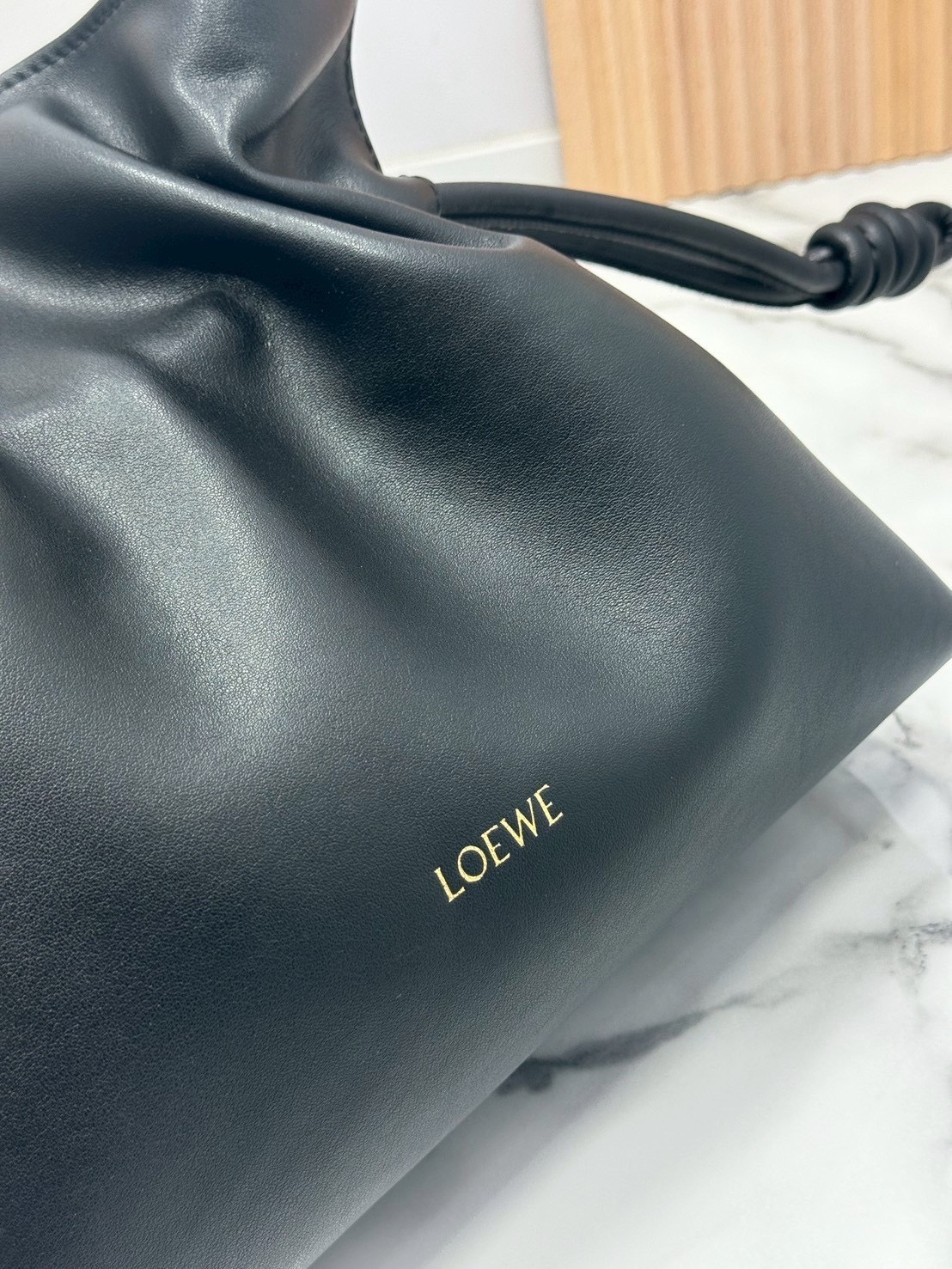 ORI หนังแท้ | Medium Loewe Flamenco clutch in nappa leather 30cm กระเป๋าสะพายทรงคลัชดีไซน์รูดเชือก เรียบหรูดูแพง เรียบง่ายใช้งานสะดวก หนังแนปป้าให้สัมผัสนุ่มสบายผิว มาพร้อมสายสะพายร้อยห่วงหรูหรา