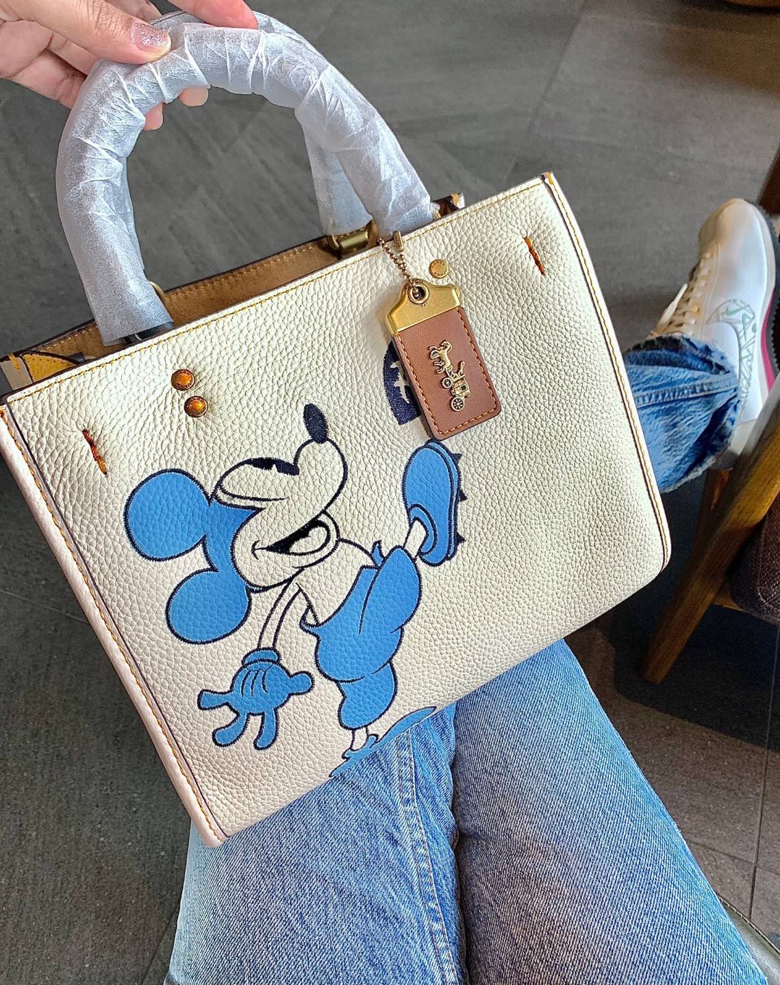 LIMITED EDITION!💥 💋สวยต้องยกนิ้วให้นางไปเลยจร้าา👍👍 COACH DISNEY X COACH ROGUE 25 WITH MICKEY MOUSE((C6166)) 📌พร้อมส่งที่ไทยก่อนใคร คุณภาพจัดเต็มบอกเลย หลงรักแน่นอนค่ะ! ✔️กระเป๋าหิ้ว//คล้องไหล่//สะพายข้างได้ ส