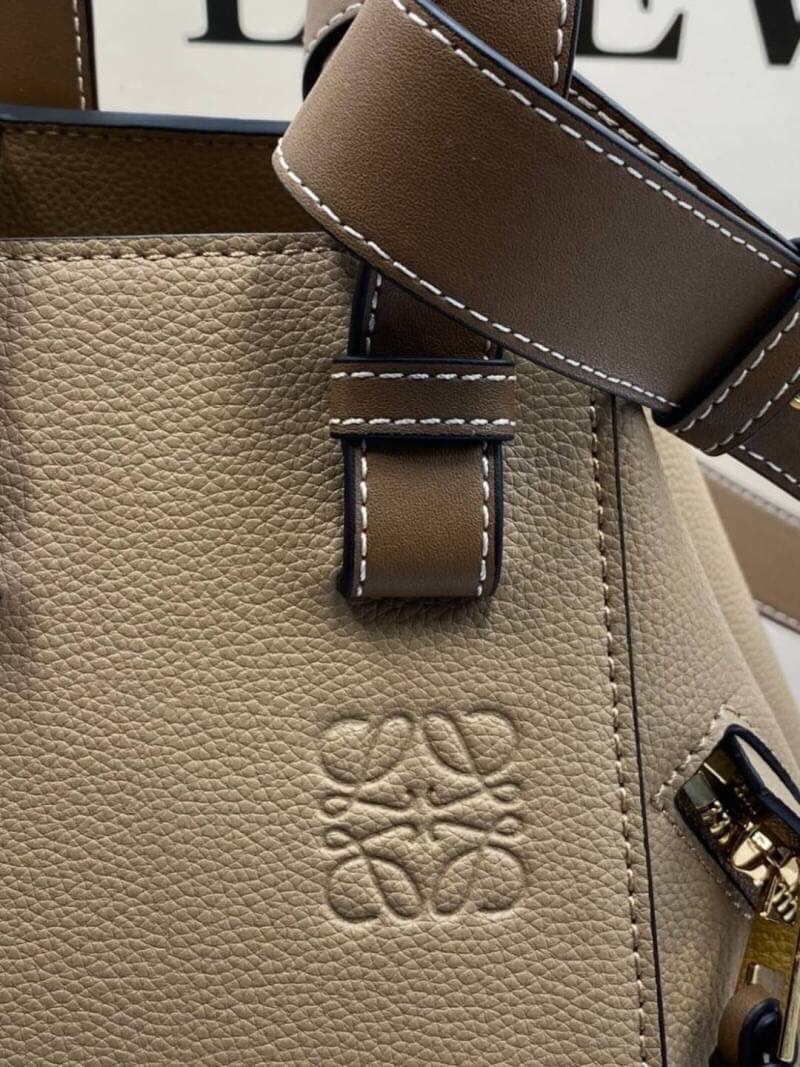 VIP GIFT 】หนังแท้ Loewe Small Hammock bag in pebble grain calfskin A multifunctional bag with supple side panels that release to change its shape. Looped straps allow the bag to be worn in multiple ways. This small version is in pebble grain calfskin.