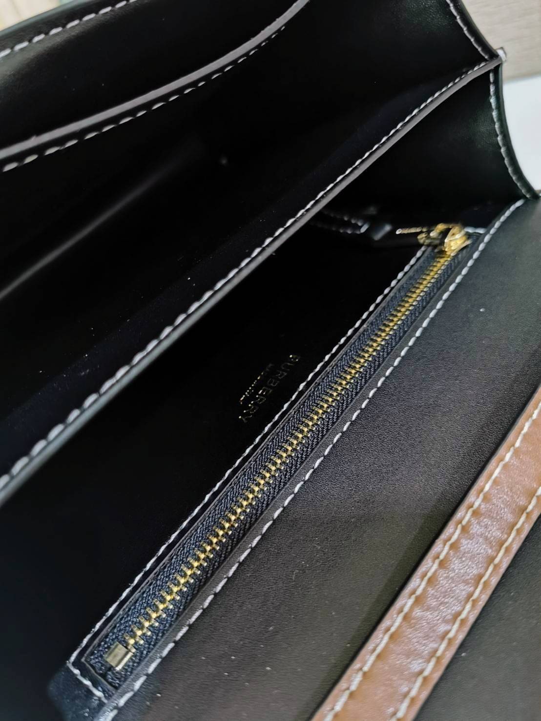 BURBERRY FRAGRANCES CROSSBODY BAG VIP GIFT WITH PURCHASE (GWP) พรีเมี่ยมกิ๊ฟรุ่นใหม่ล่าสุด Limited Edition วัสดุ Canvas & Leather ทรงเหลี่ยมสวยหรูอยู่ทรงโลโก้แบรนด์ด้านหน้าเปิดปิดด้วยฝาปิดสัญลักษณ์รูปตัวBภายในมีช่องแบ่งเป็นสัดส่วนใส่มือถือของจุกจิกได้ สาย