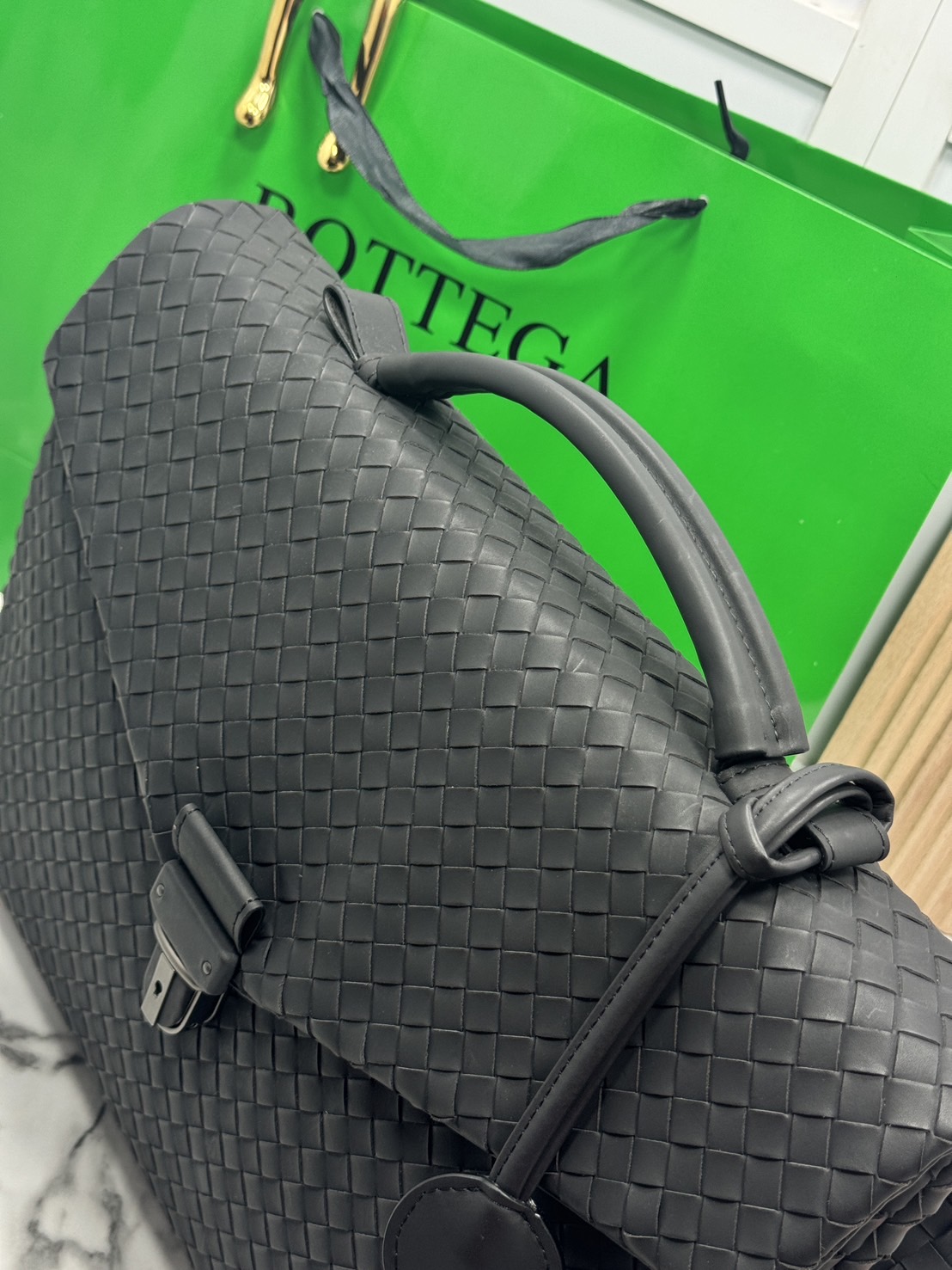 ORI หนังแท้ | Bottega Intrecciato Briefcase business Handbag / Bottega Messenger Bag กระเป๋าใส่เอกสาร กระเป๋าทรงแมสเซ็นเจอร์ สวยเรียบหรูคลาสสิกเป็นเอกลักษณ์ โดดเด่นด้วยงานสานตาราง ดีไซน์เรียบง่าย แต่ดูแพง ไอเท็มสุดปัง!!
