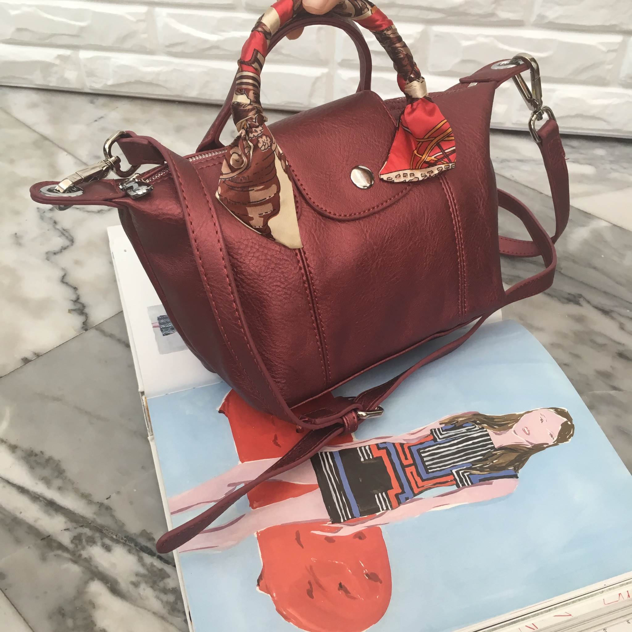 สีมาใหม่ค่า 🐼New arrival! KEEP ทรง longchamp รุ่น Duo Sister - สีแดงผสม กลิ้ตเตอร์ สวยมากคะ ตัวกระเป๋าหนังแกะสังเคราะห์ ลายหนังสวยมากๆคะ นิ่ม สุดๆ รุ่นนี้ จะมี 2 ขนาด คือ mini และ basic ไซด์ ทรงนี้ เป็นทรงที่ใช้งานง่าย ใช้ได้ทุกโอกาสจริงๆคะ ตัวกระ