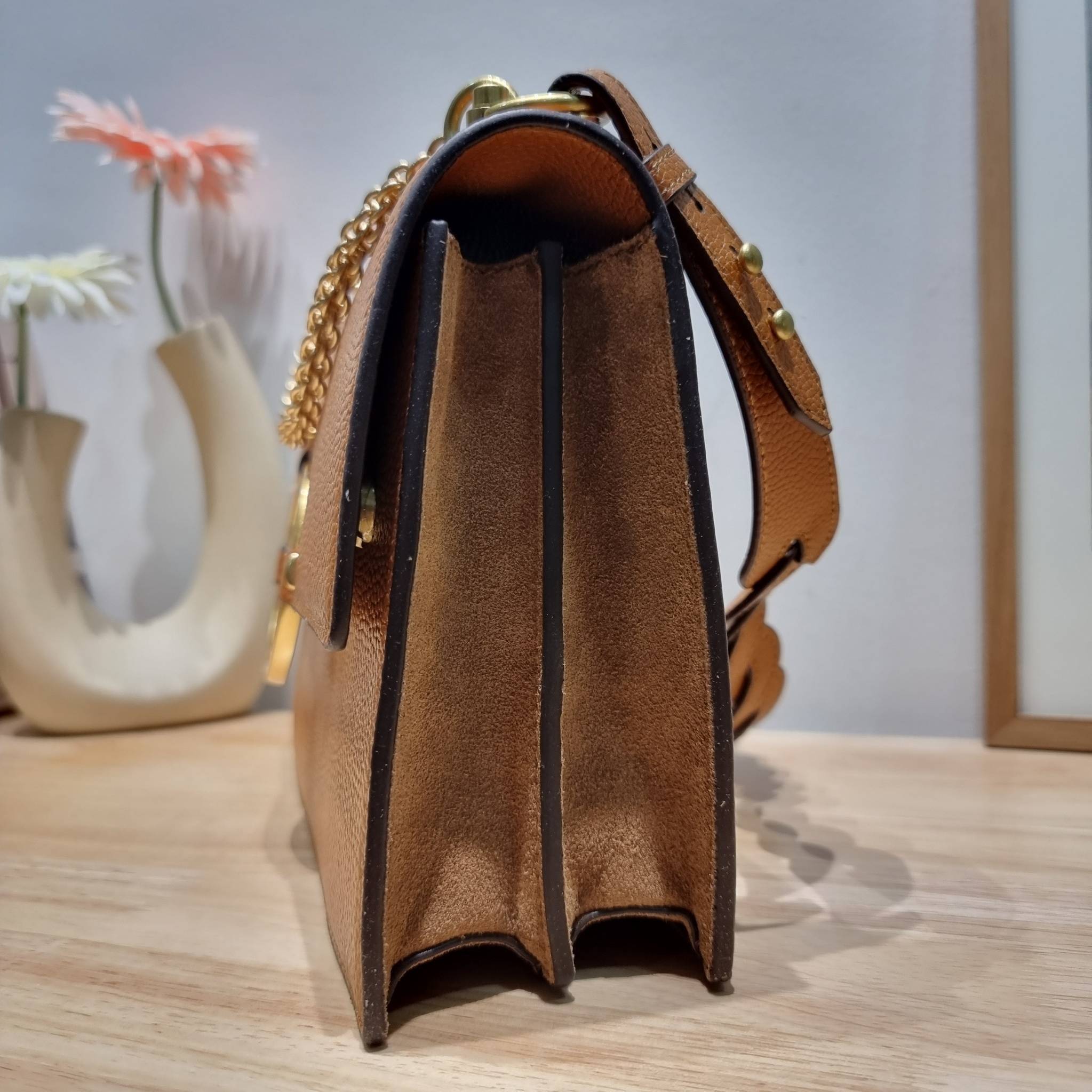 TORY BURCH MILLER SHOULDER BAG / Tory Burch Bag รุ่นยอดนิยม รุ่นหายาก รุ่นที่สาวๆตามหา ใบนี้เลย!! สวยหรู ผู้ดีทุกสี กระเป๋าสะพายไหล่ ดีไซน์อยู่ทรง คลาสสิคแฝงความหรูด้วยโลโก้สีทองอร่ามโดดเด่น