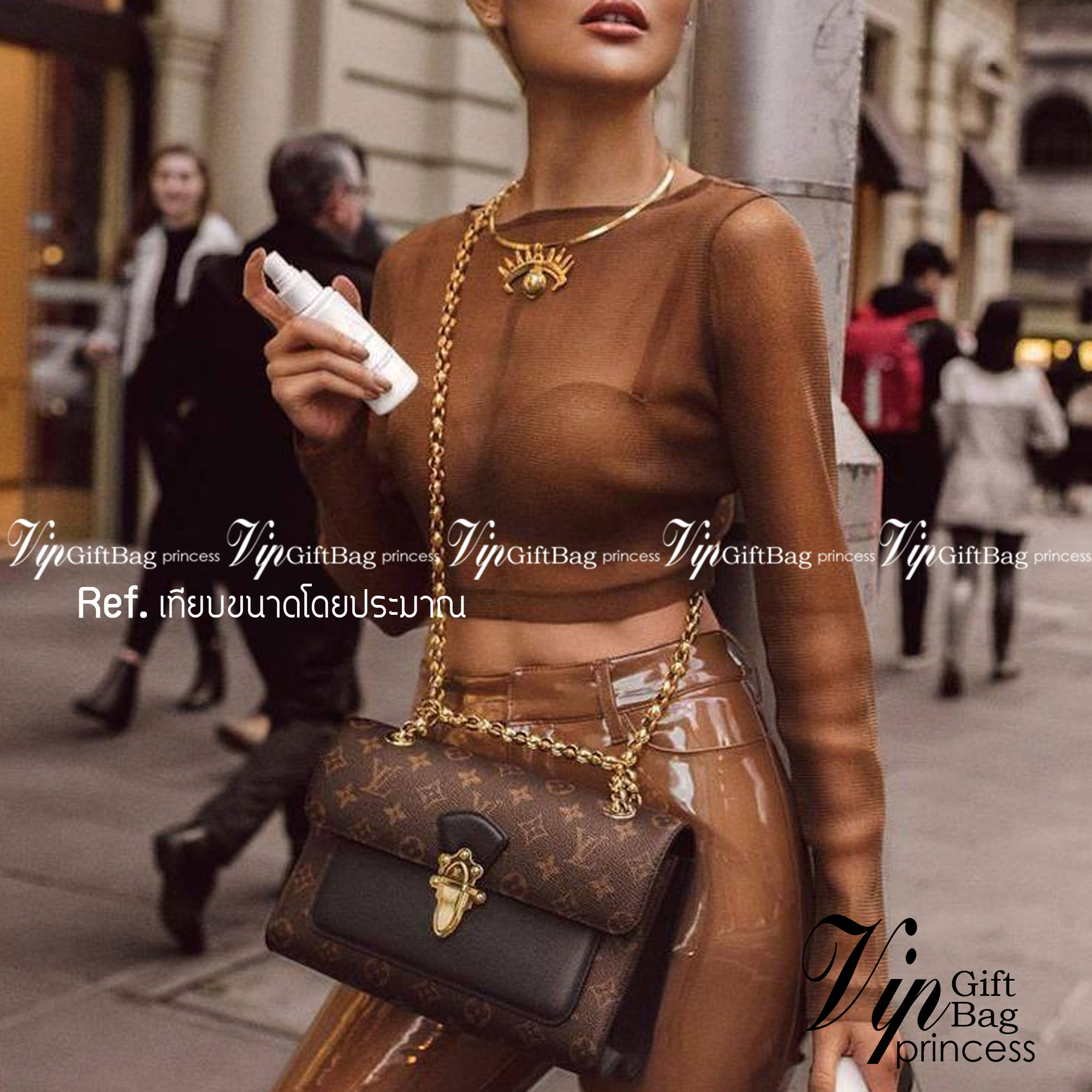 LV VICTOIRE Monogram กระเป๋าสะพายไอเท็มนำแฟชั่นที่น่าดึงดูดใจ ทรงกะทัดรัดและใช้งานได้สะดวก หนังแคนวาสอย่างดี ลาย Monogram เปิด-ปิดแบบกดล็อคอะไหล่สีทองสวยงาม ภายในมี3ช่องกว้างสามารถใช้งานได้หลากหลายและจุของได้มากมายเกินคาดนะคะ