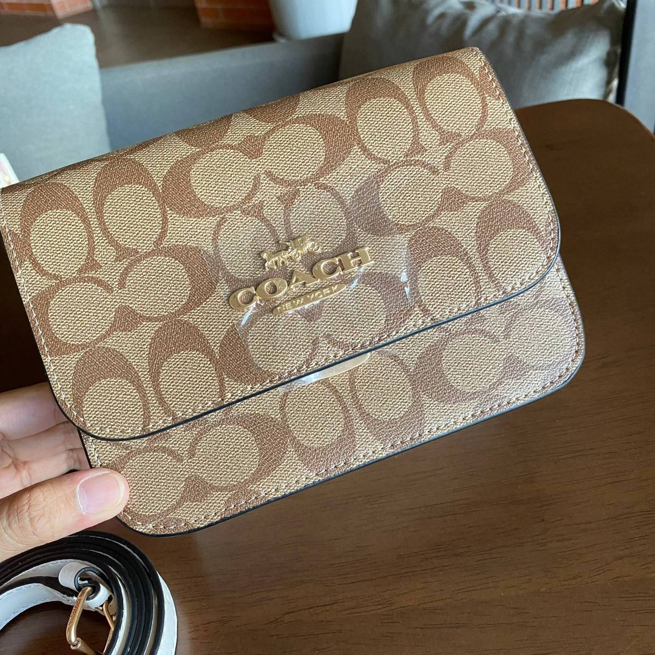 COACH C5592 MINI BRYNN CROSSBODY IN SIGNATURE CANVAS กระเป๋าถือ กระเป๋าสะพาย ไซร์มินิ ลุคคุณหนูสุดเก๋ จะถือเป็นครัชหรือสะพายเป็นครอสบอดี้สุดชิลๆได้หมด วัสดุหนังแคนวาสคุณภาพ ตกแต่งดีเทลหรูด้วยหนังแท้ อะไหล่สีทอง งานสวย เปิด-ปิด ด้วยตัวกด-ล๊อคแบบอัตโนมัติ ด