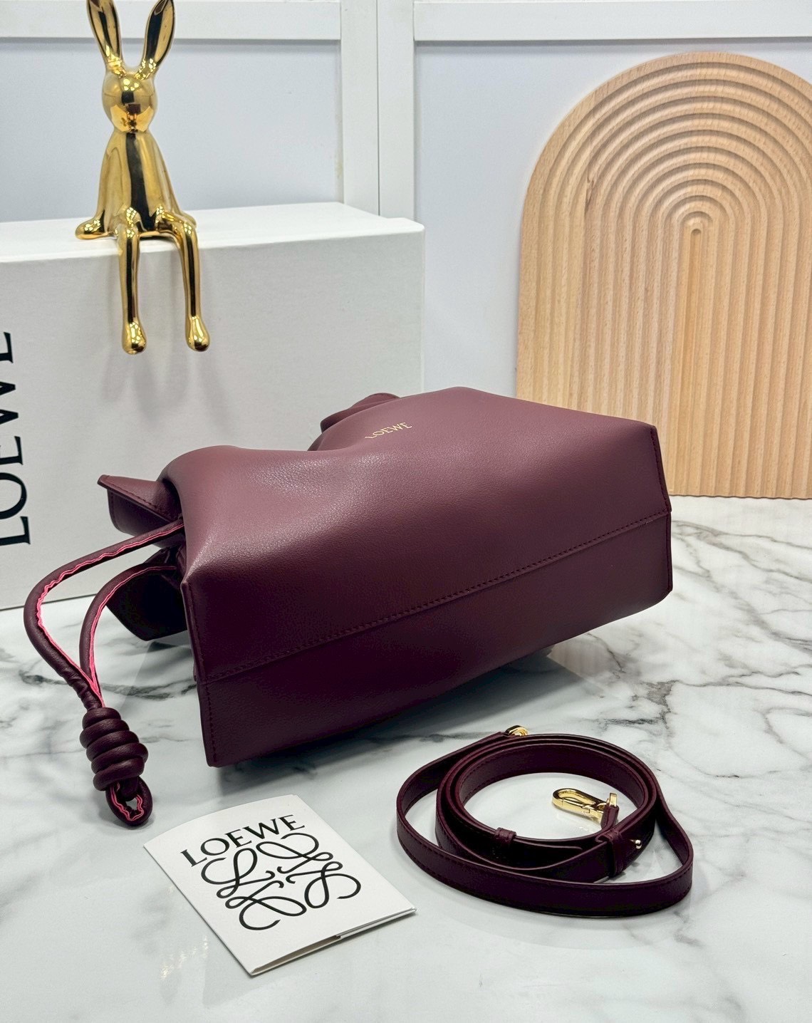 ORI หนังแท้ | Medium Loewe Flamenco clutch in nappa leather 30cm กระเป๋าสะพายทรงคลัชดีไซน์รูดเชือก เรียบหรูดูแพง เรียบง่ายใช้งานสะดวก หนังแนปป้าให้สัมผัสนุ่มสบายผิว มาพร้อมสายสะพายร้อยห่วงหรูหรา