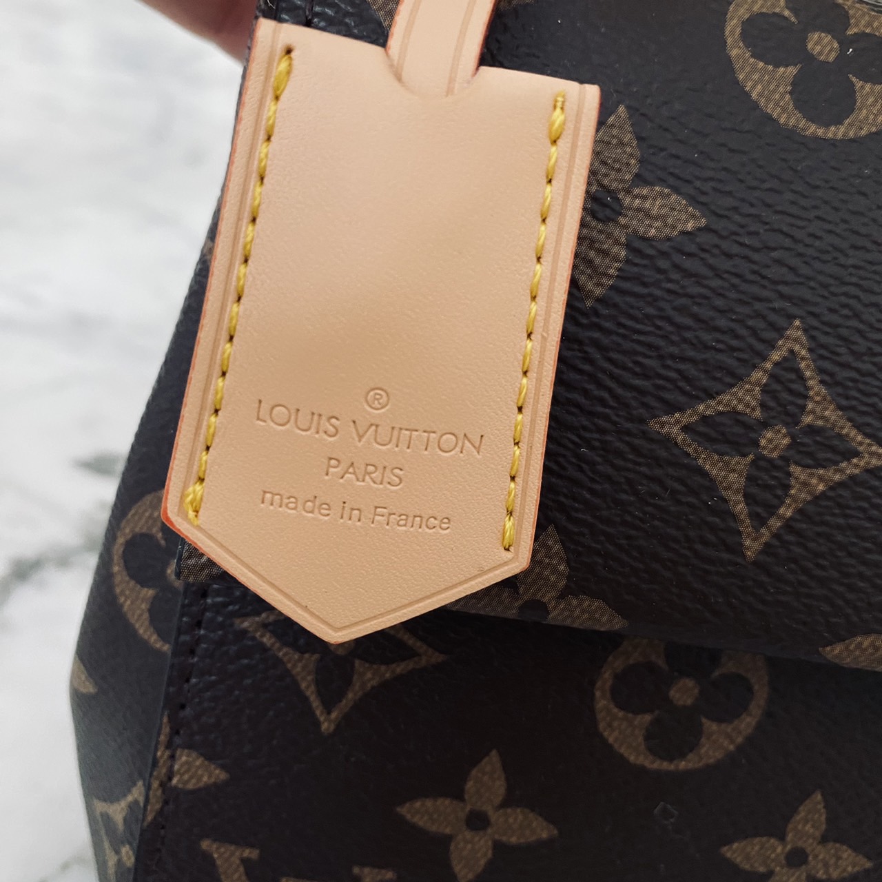 LV Cluny Mini Monogram Canvas Bag 20cm กระเป๋าถือใบเล็กแสนน่ารัก ลายโมโนแกรมแคนวาสสุดไอคอนิก พร้อมสายสะพายผ้าทรงสปอร์ต คอลขายดีตลอดกาล หูจับในตัว น้ำหนักเบา เป็นไอเท็มที่แมทช์ได้กับทุกสไตล์การแต่งตัว ราคาสุดคุ้ม