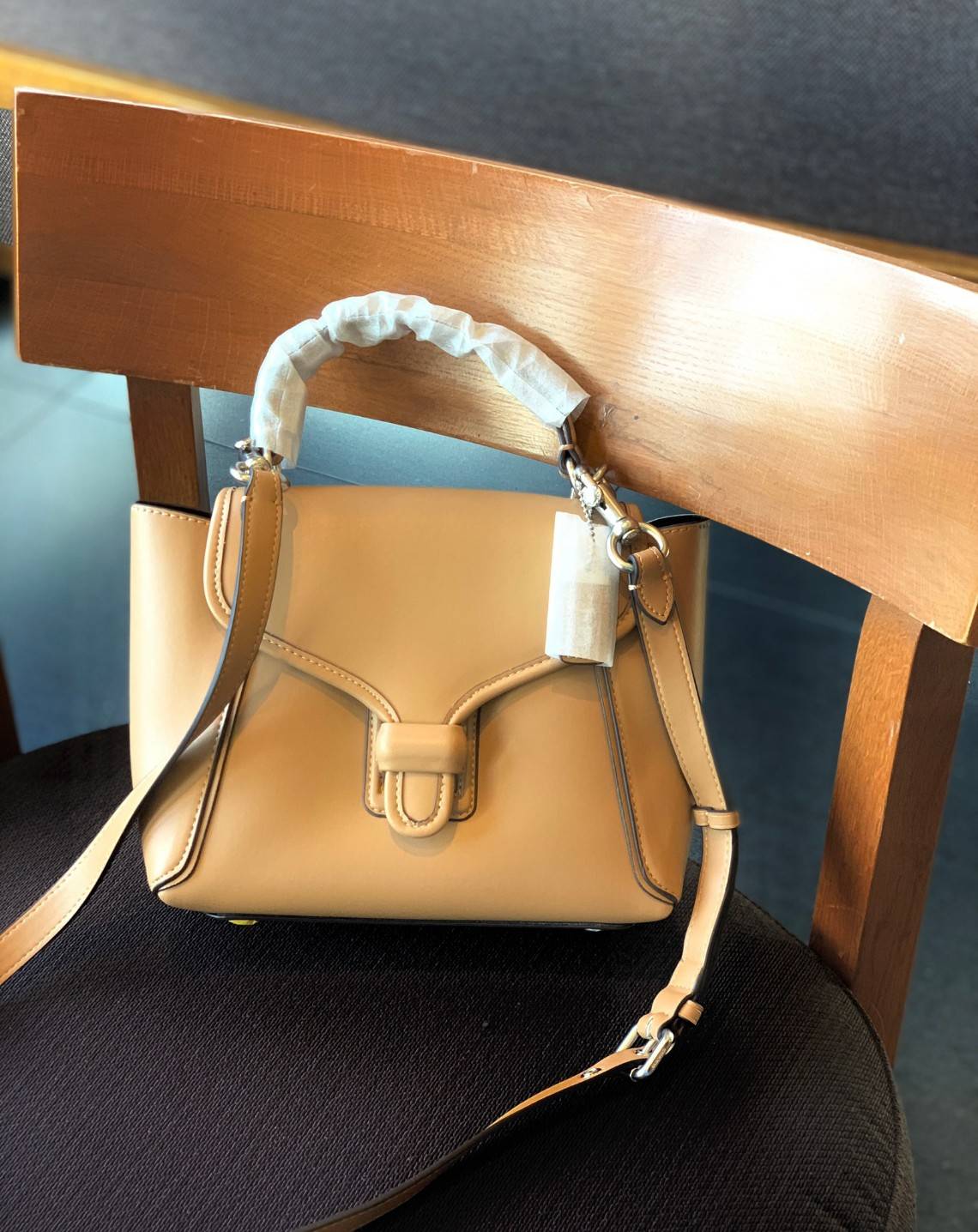 COACH COURIER CARRYALL 23 IN COLORBLOCK SIGNATURE CANVAS พร้อมส่ง 7 แบบ พร้อมส่ง ลุคดูไฮสุดๆค่ะ! กระเป๋าสะพายหนังหรูหราและคลาสสิค หนังแท้ชั้นดีที่สุด น้ำหนักเบา หนังสวยมากก สัมผัสแล้วหลงรักแน่นอนจ้าา😘